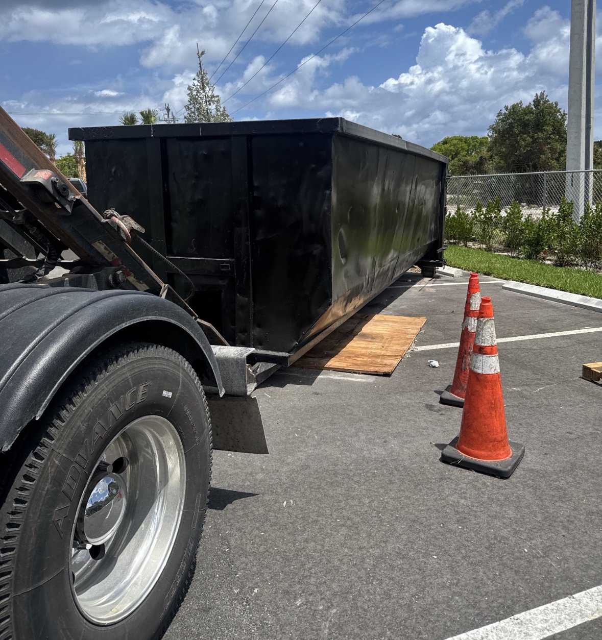 🧱 Big job? No problem.
Just dropped off a 30-yard dumpster in Boca Raton for a full commercial property cleanout—loaded and ready for everything from shelving and scrap to demo debris.
📦 Offices, retail, restaurants—when it’s ti