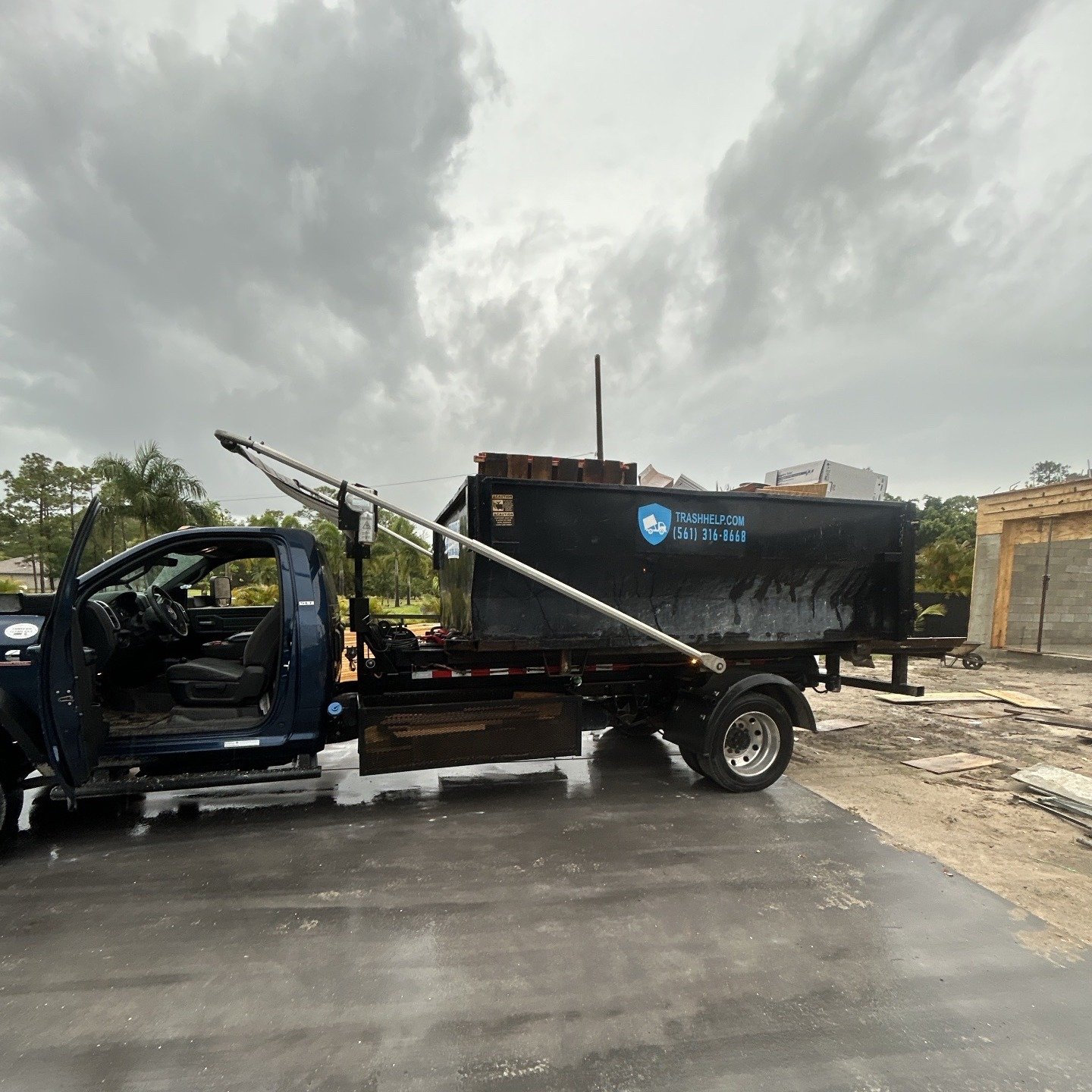 🚛 Fresh 12-yard swap in Loxahatchee 🔁
We helped a contractor stay on track with a timely dumpster exchange at a new build site—because no one has time to wait around for waste removal.
At TrashHelp, we keep jobs moving for builders, roofers,