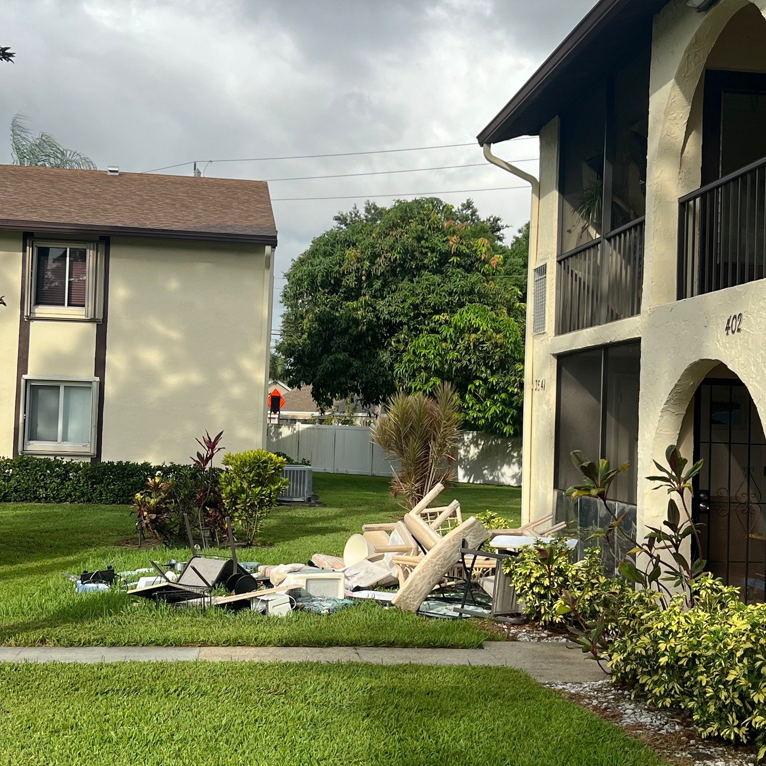 Sometimes tenants leave junk behind.
Other times… they throw it out the window. (Literally.)
We partner with landlords, property managers, and HOAs to handle the mess—no matter how extreme. From second-story toss-outs to full-unit clean