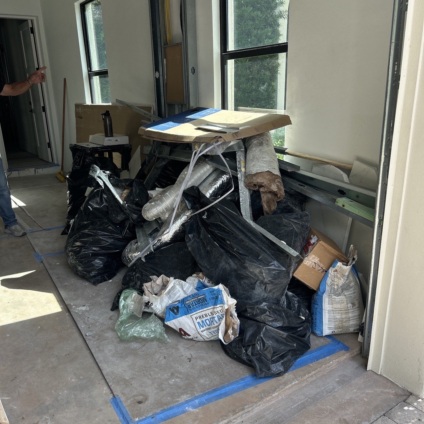 When you’re managing multiple properties, the last thing you want is to micromanage junk removal.
For this recurring client, it’s as simple as taping off the area—and we take care of the rest. This job was cleared in under 10 minute