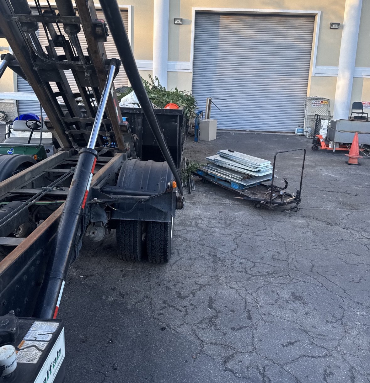 🧱 Everyday bulk trash? That’s our lane.
Some properties generate nonstop waste—
📦 Daily packaging
🧱 Piles from maintenance crews
🌿 Landscape debris after every mow
When the city can’t keep up, we don’t miss.
Just swappe