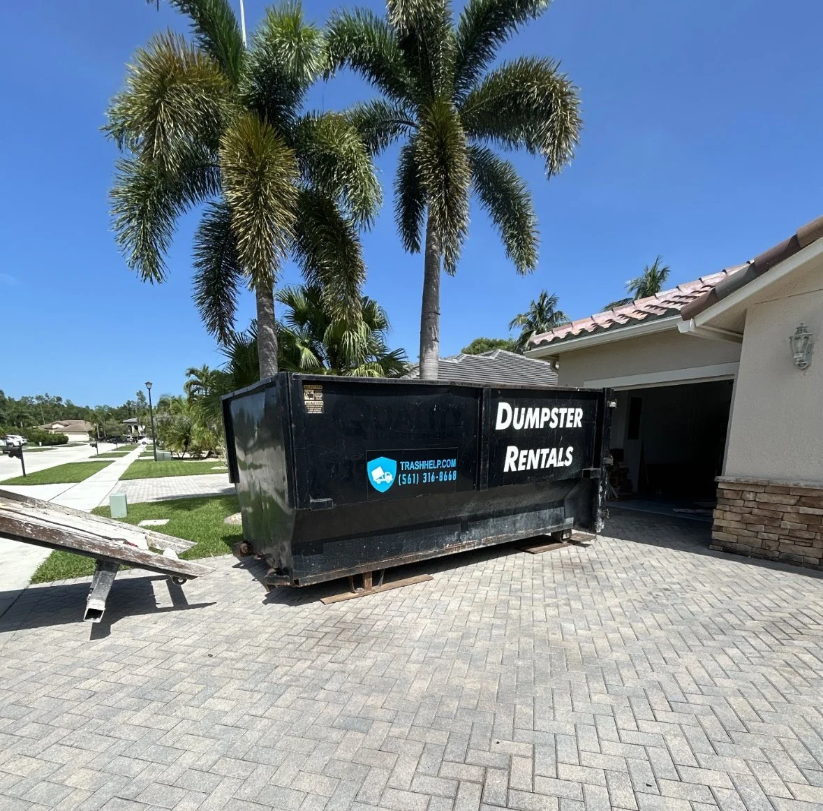 💨 Fast. Thoughtful. There when it matters most.
We got the call at 2:30pm for an estate cleanout in Wellington. By 3:30pm, the dumpster was in the driveway — ready to help the family start the next steps without extra stress.
🏡 Clearing a l