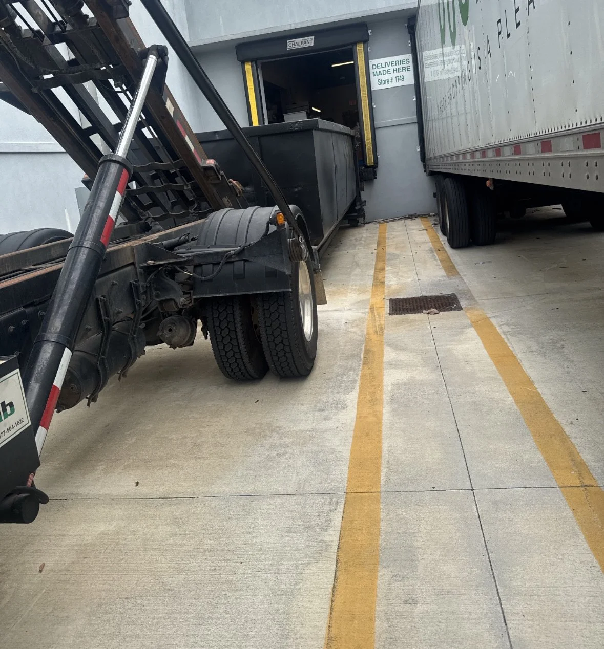 💥 Holiday chaos? We’ve got it covered.
When a local Publix’s compactor went down at 4:30pm on the 4th of July, they needed a quick fix — fast. Our team had a 30-yard dumpster on-site that same evening to keep them moving and their