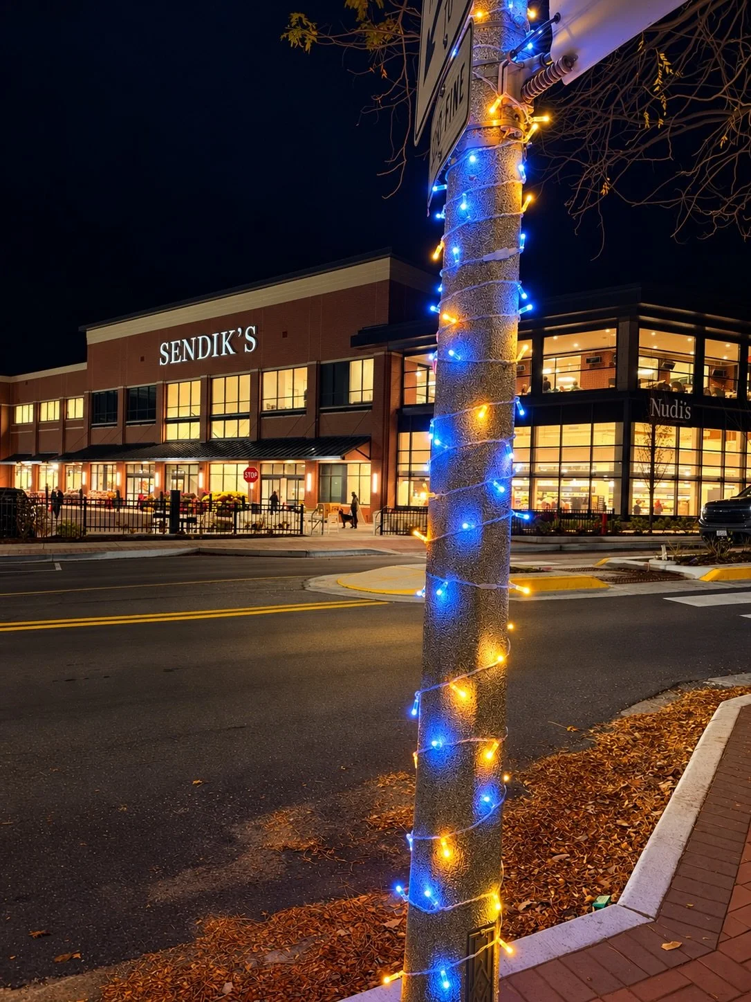 Whitefish Bay is LIT UP for the Brewers 💙💛