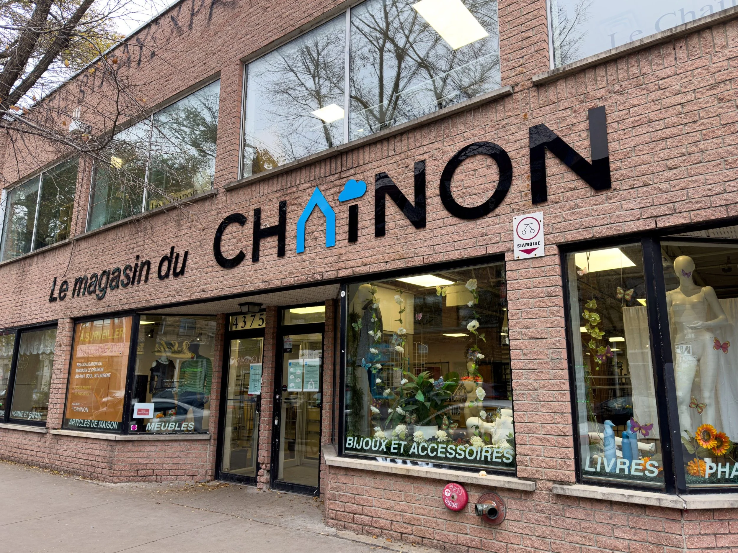 Jewelry buffet at magasin chainon