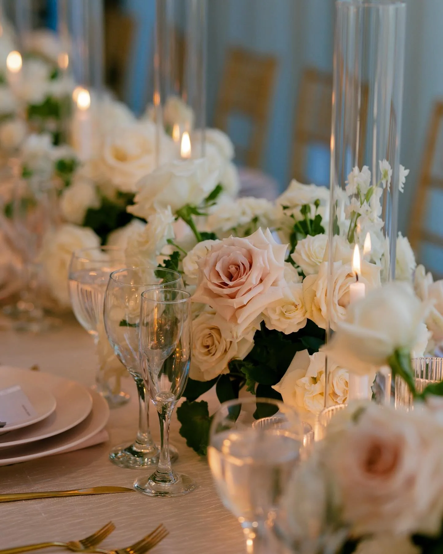 Soft petals, glowing candlelight, and a little magic&hellip;
Whether it&rsquo;s a wedding, anniversary, or just because you deserve a table that feels this special 🌸

@daniellerealphotography