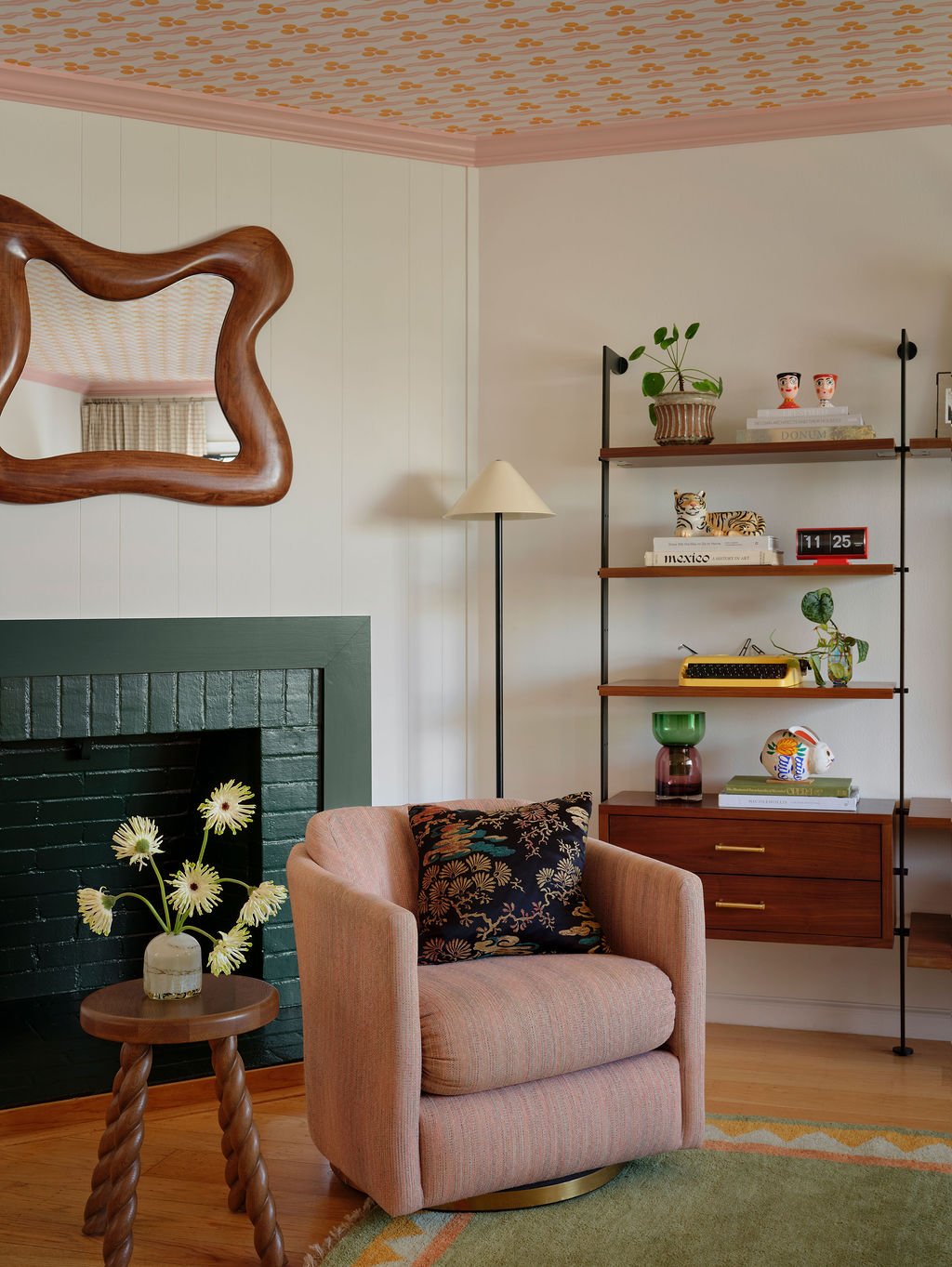 Love_and_Interiors_Sunset_Living_Room_Pink_Wallpaper._Green_Fireplace.jpg