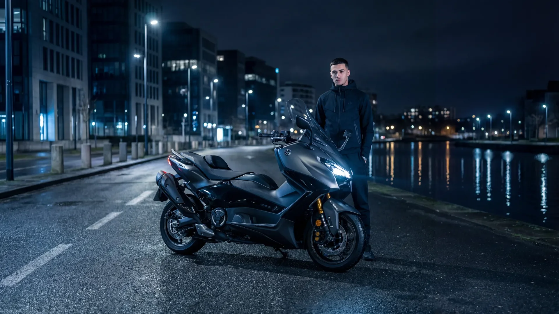 Maxiscooter Yamaha Tmax Tech Max de nuit à Villeneuve-Saint-Georges