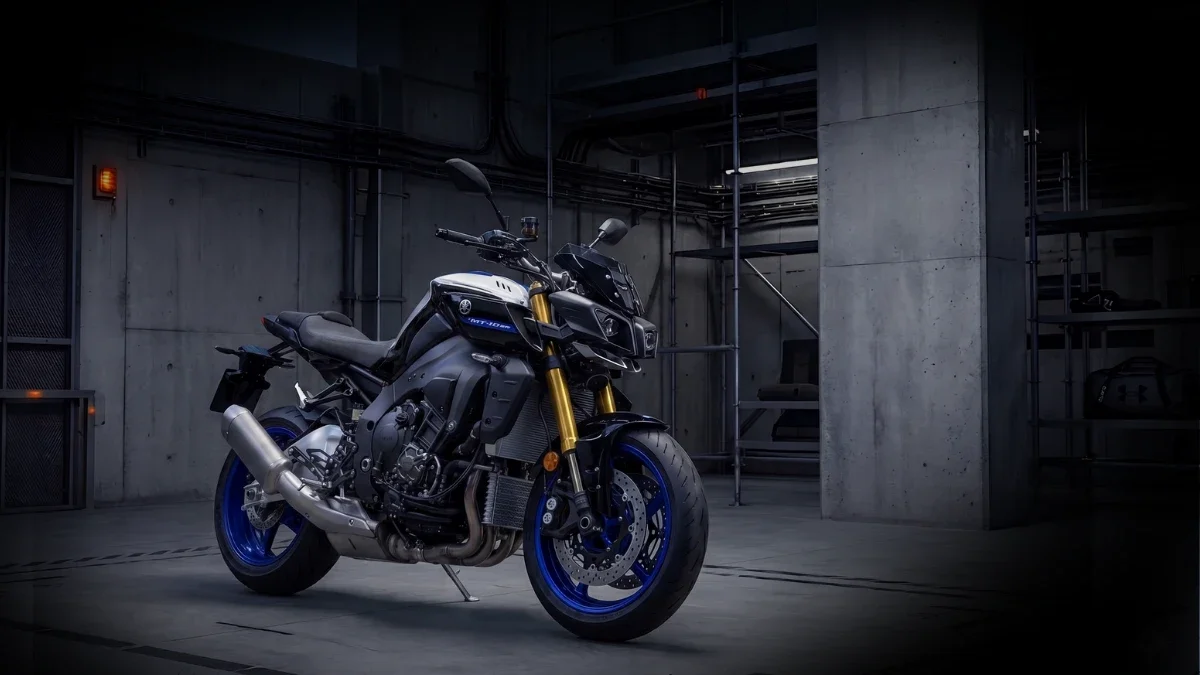Une moto Yamaha MT-10 dans un parking souterrain en béton avec éclairage tamisé.