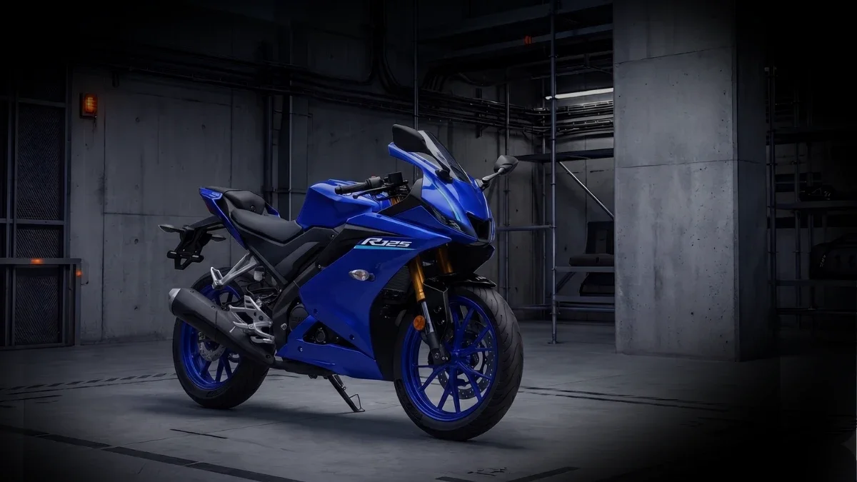 Moto Yamaha R25 bleue dans un parking souterrain