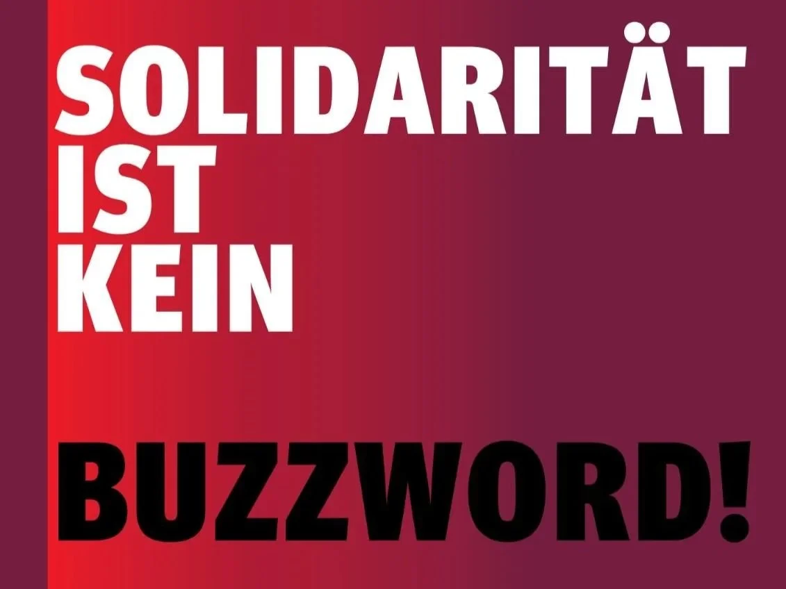 Der Text auf dem Bild lautet: 'Solidarität ist kein Buzzword!' auf rotem Hintergrund.