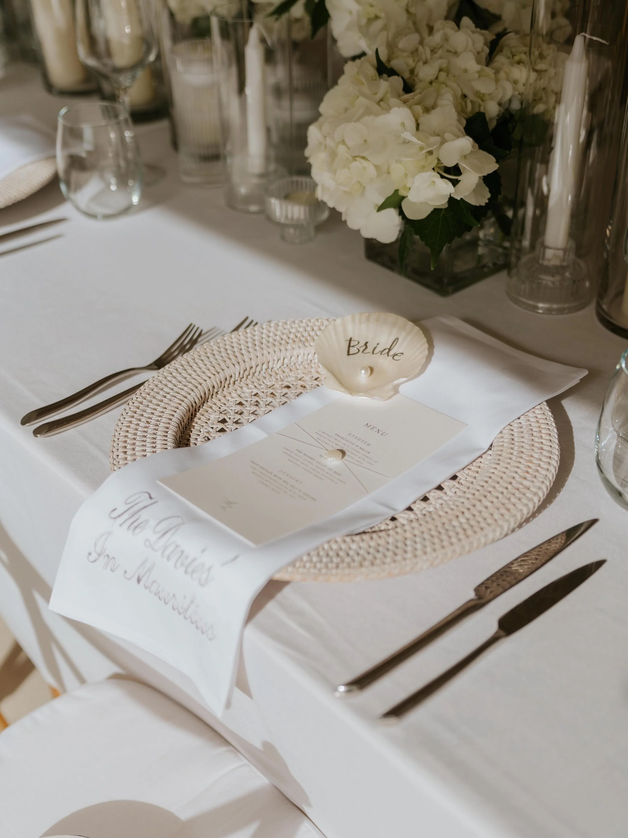 seashells on the seashore for The Davies 🦪🍴🍸🫧 personalised shimmer menus with a lovely shell detailing, perfect for a destination wedding or a coastal wedding.

featured is our long rectangle menu on shimmer card, transparent ribbon + shimmer she