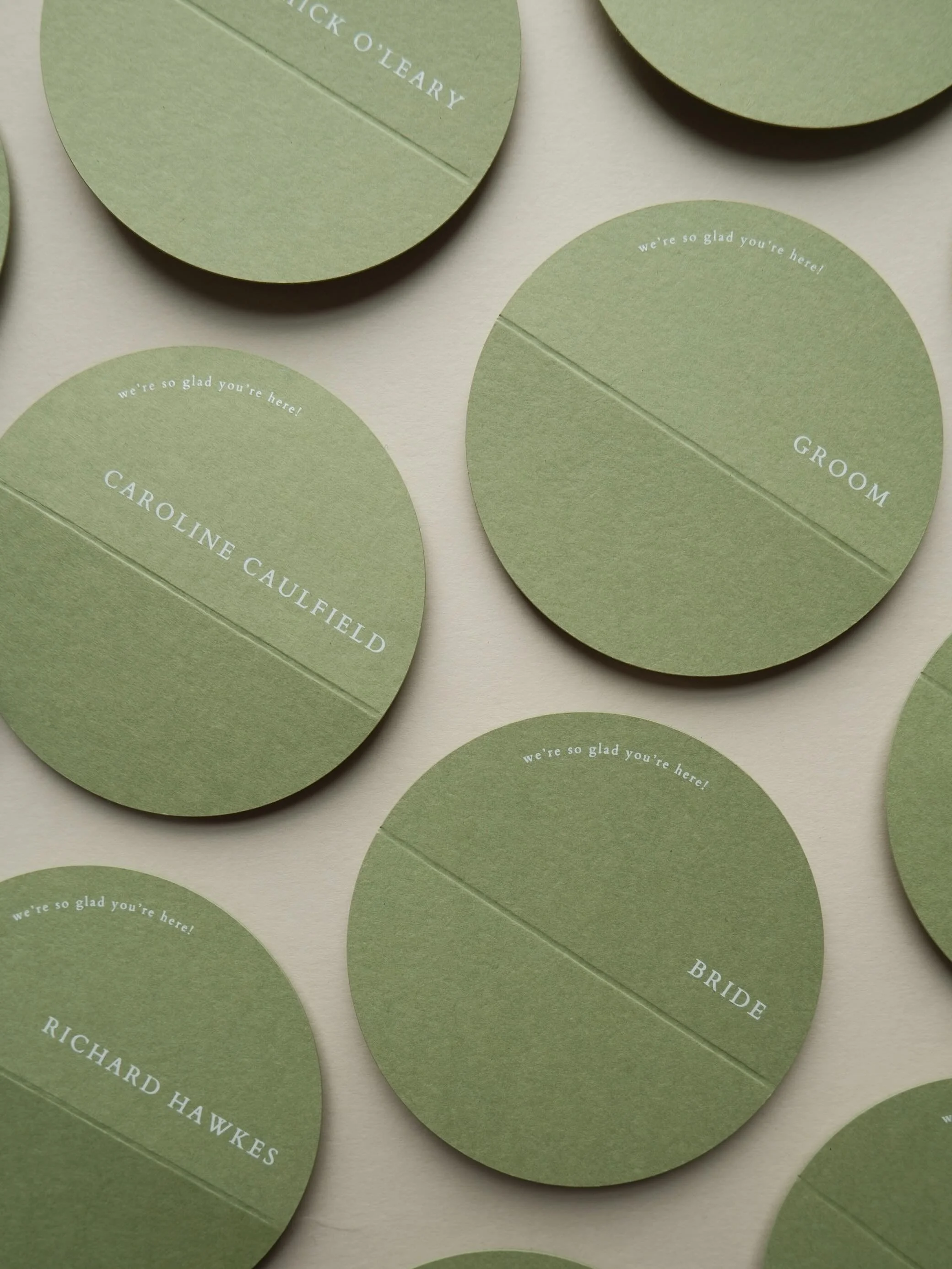 happy wedding day Georgia + Michael 🫒🍸 circle place name cards that fold into half circles for the table setting.

Green place name cards // white ink // green card

Bride @georgiahunttxx