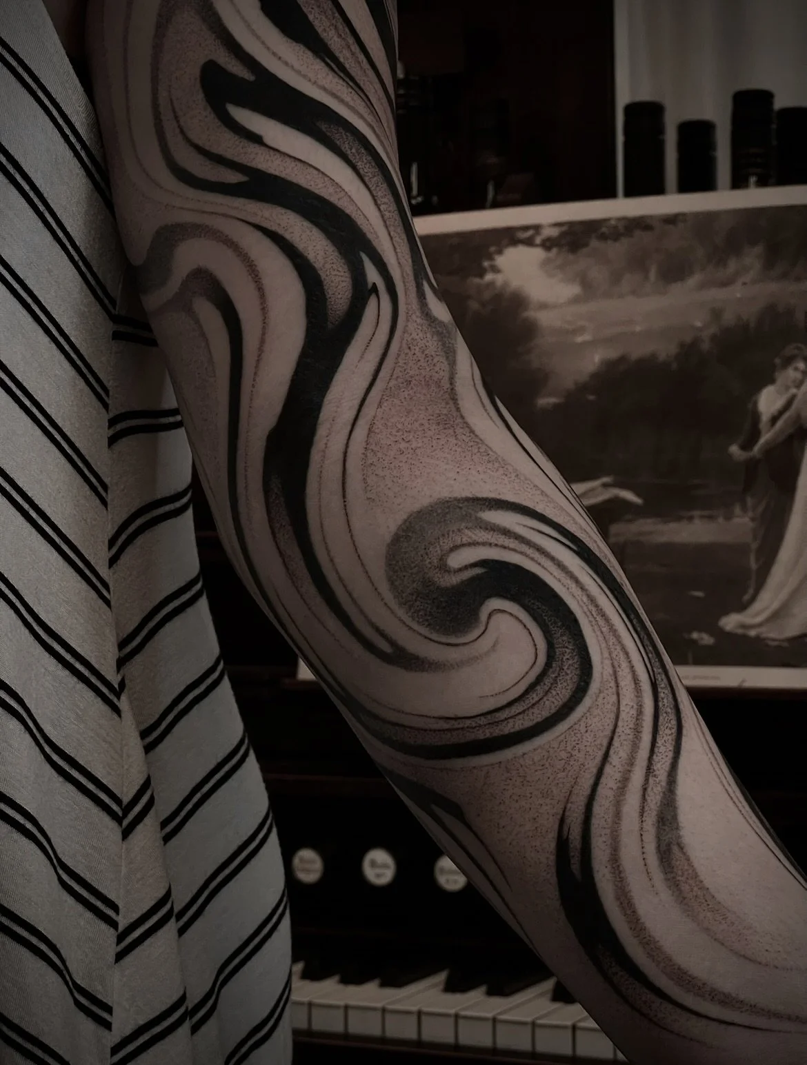 Freehand abstract flow sleeve for Vivian made over 3 sessions (check out my last reel for the freehand comparison) thank you so much Vivian!! It&rsquo;s always an honour to work on sleeves, and especially to be trusted to freehand the whole thing! 

