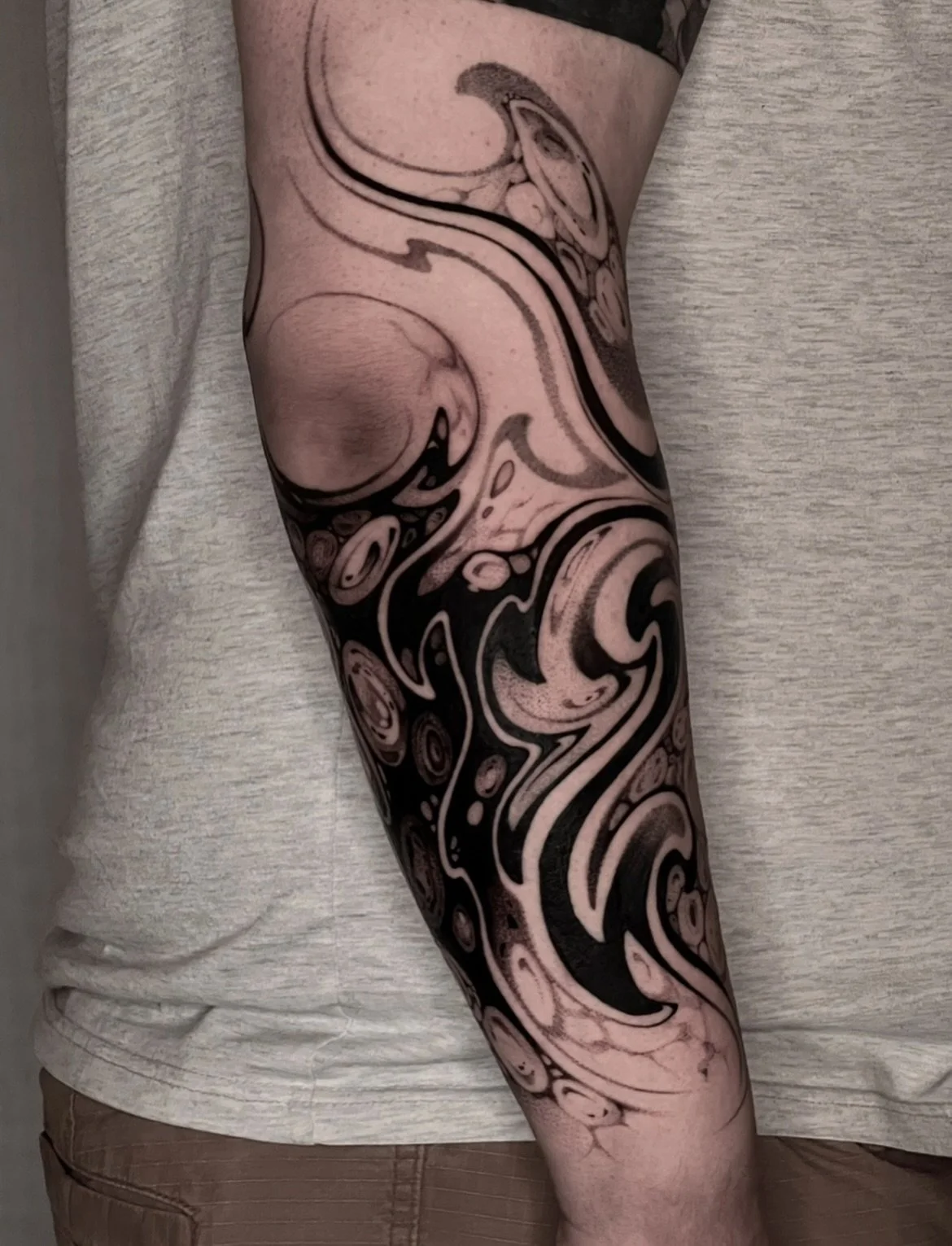 Liquid flow for Jai, who I&rsquo;ve been tattooing since I was an apprentice. Thank you for the trust once again! 
Swipe through to see the freehand drawing. 

I&rsquo;d love to do more tattoos in this style 

Made at @sevensaintstattoo