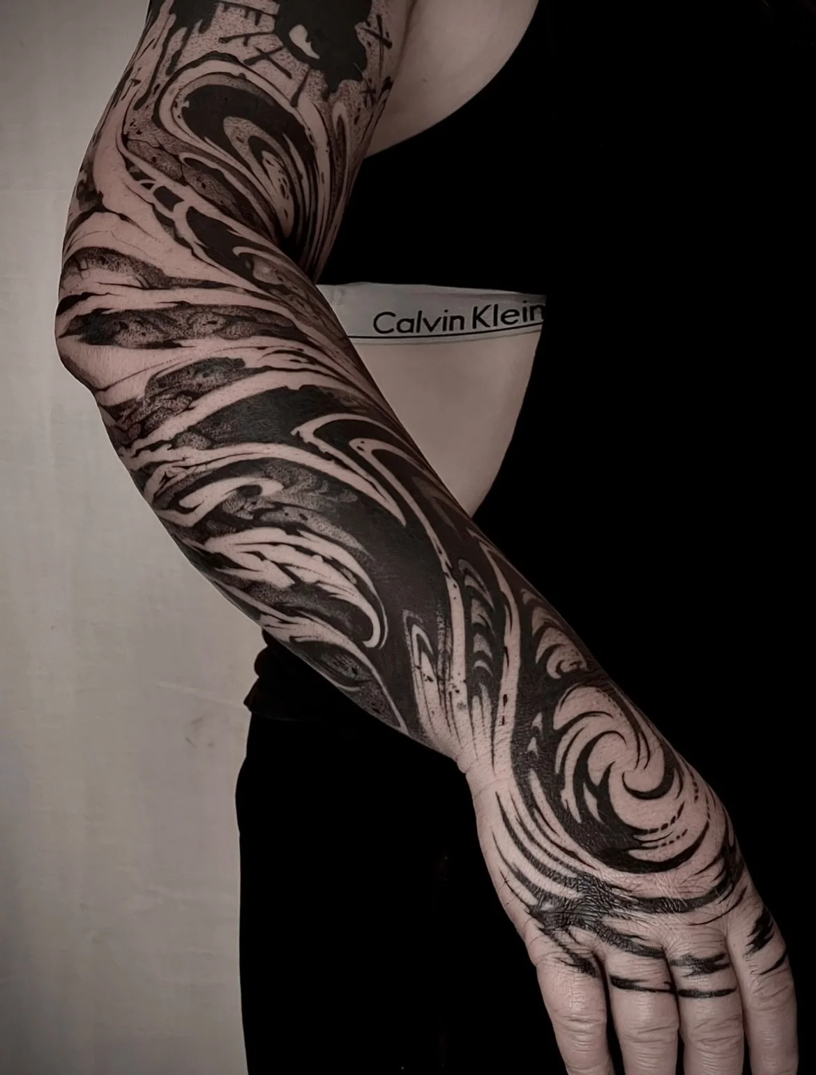 Lots of textures, flow, and negative space for my friend Jamie. It was super fun exploring a new style, thank you for the trust! 

It&rsquo;s mostly healed here, and the blackwork splatter piece up the top was done by another artist. 

Made at @seven