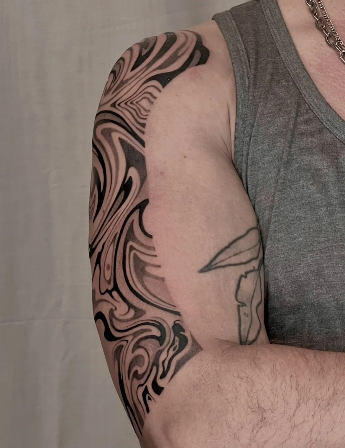 Freehand abstract panel for Stef inspired by water and wood grain patterns, plus a brutal bit of black out on the inner arm we added later on around some leaves and eyes by other artists. Thank you Stef for the trust and fantastic vibes ✨