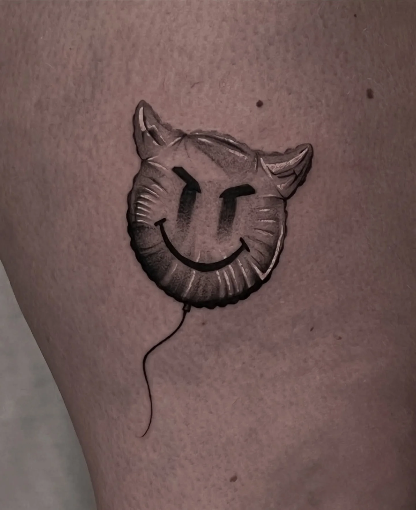 Shiny 😈 balloon modified from my flash for Amy. This one was so much fun! I love doing small tattoos as well as the big projects. I&rsquo;ve got lots of flash available in my story highlight, and more coming soon. 

Made at @sevensaintstattoo