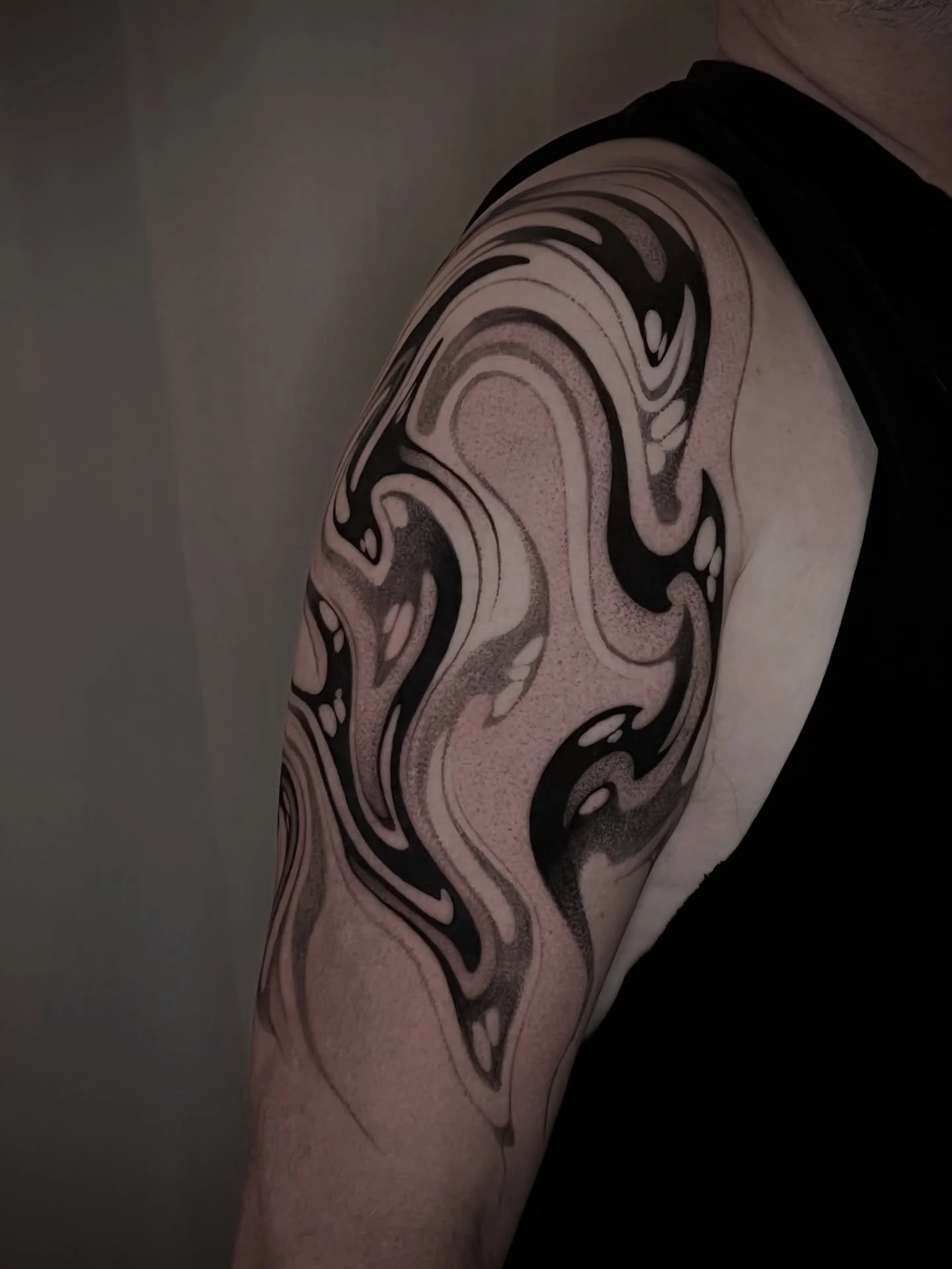 Freehand for Bruce. Mostly healed here with a little bit of fresh filler shading. Swipe through to see some of the process. Thank you so much for the trust on this Bruce! 

Made at @sevensaintstattoo