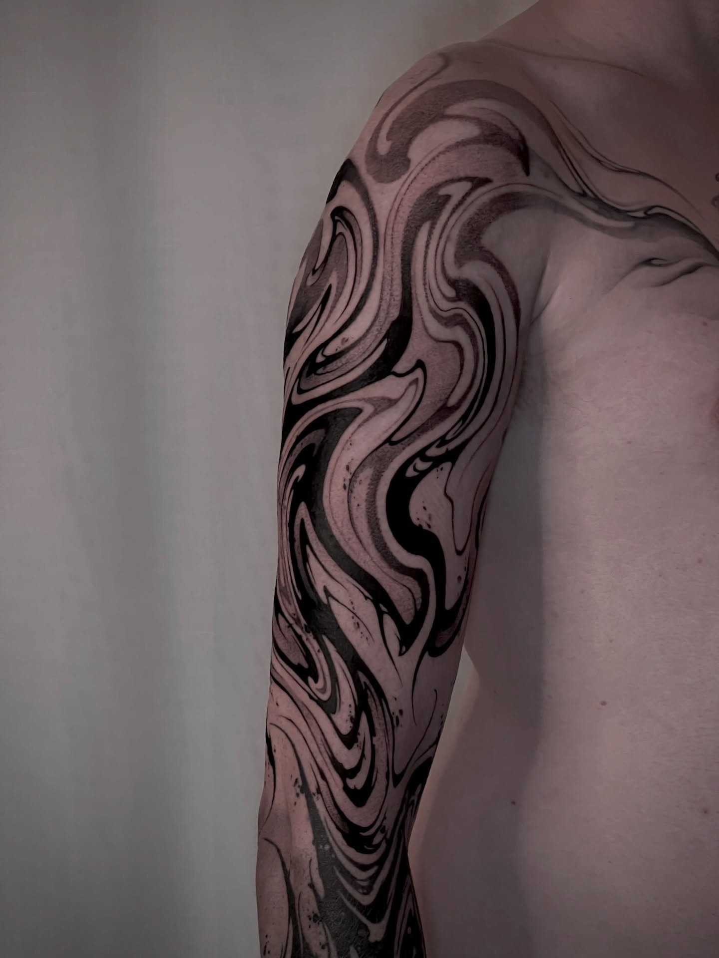 Freehand upper arm for Harry. Creating a stylistic bridge between an incredible forearm piece done by the one and only @___p_e_s_t_e___ and a lovely soft chest piece done by another artist (we couldn&rsquo;t find their insta but they were a visiting 