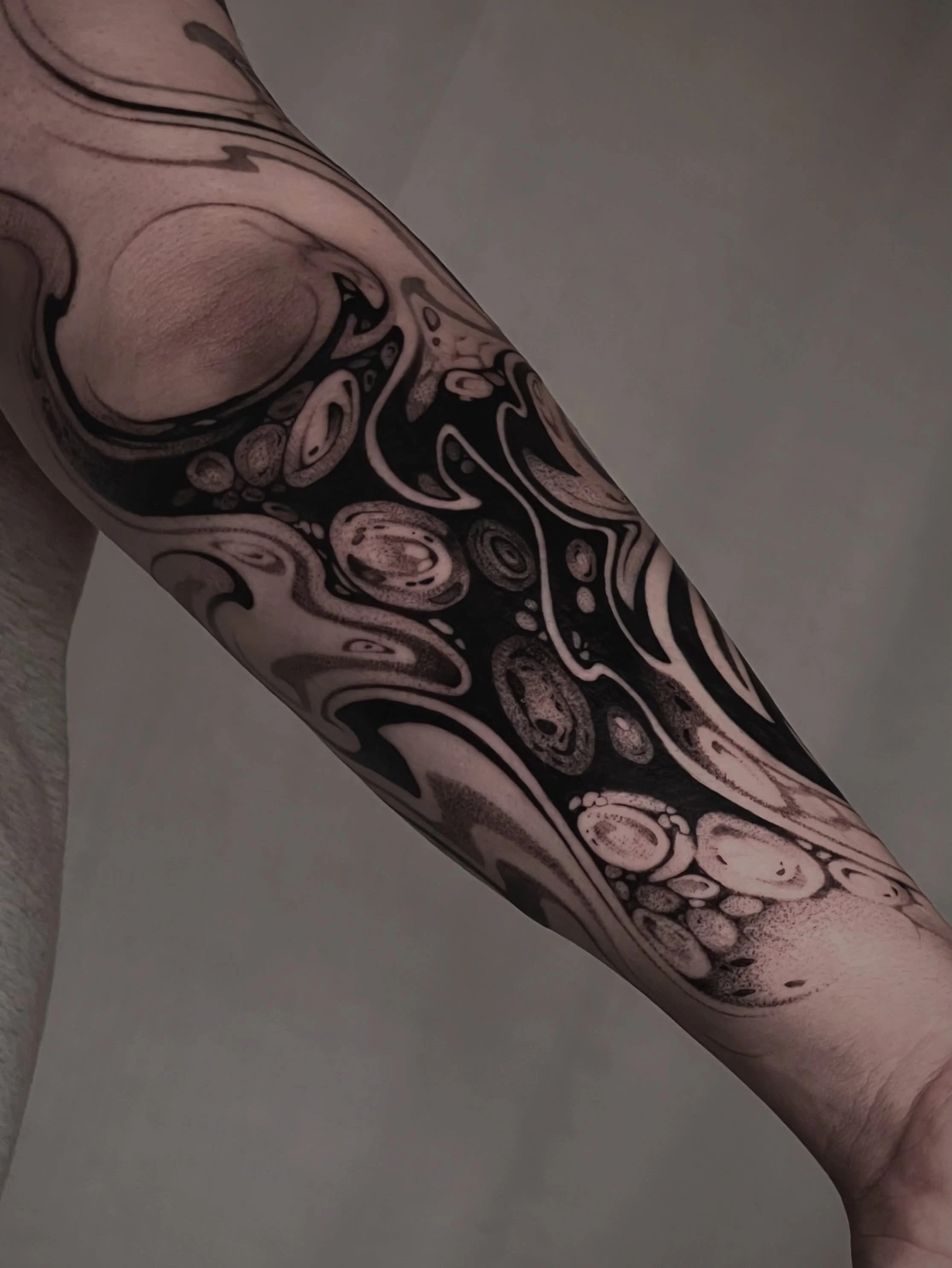 FREEHAND WALKUPS @thecovenexpo 
I&rsquo;ll be taking walk ups on Saturday and Sunday for abstract work draw directly on your skin (first with markers and then tattooed) 
Freehand examples show here are for styles I enjoy tattooing, scale will be limi