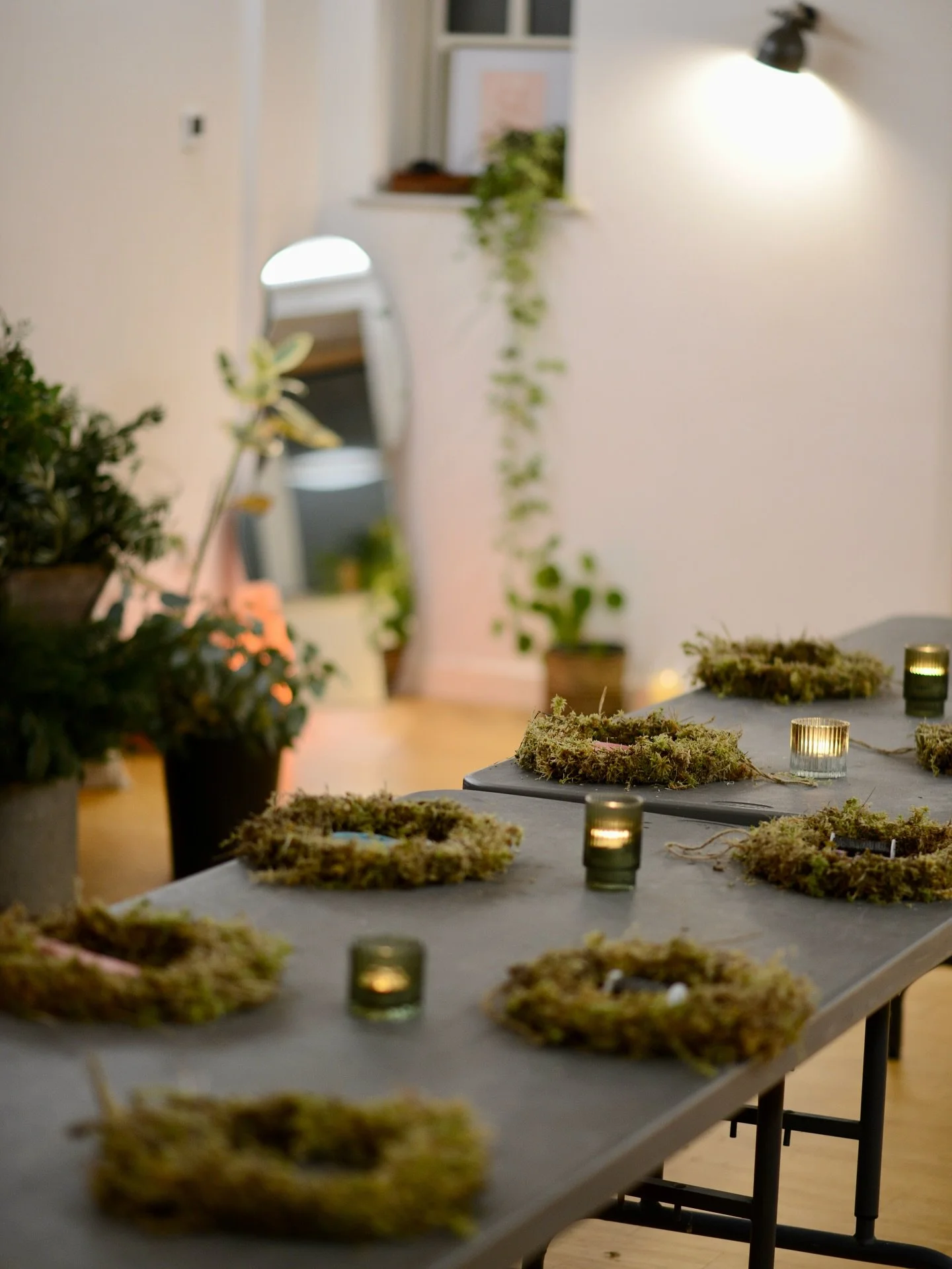 The most magical evening making beautiful wreaths to deck our doors ready for Christmas 🎄 @grownandforagedgatherings