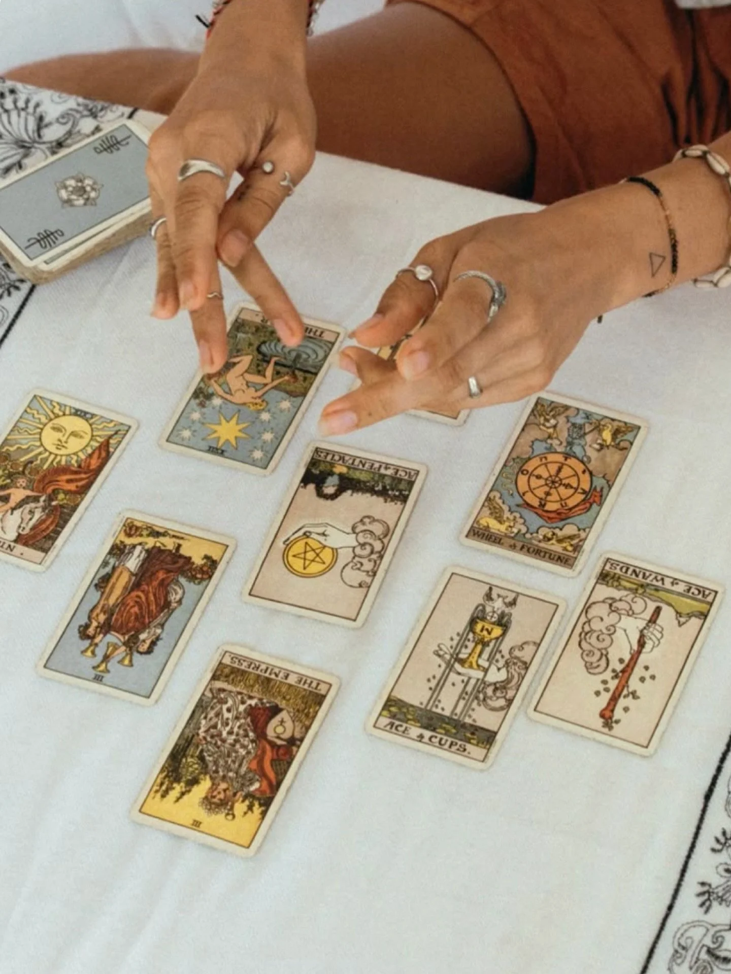 Tarot Readings! 
Tarot reader Georgia will be at g&amp;g on Saturday 24th Jan from 10:30 - 12:30 (she will stay longer if needed) 

First come, first served. Relax with a tea or coffee in the studio until you are called in 🤎 &pound;20 cash

Georgia 