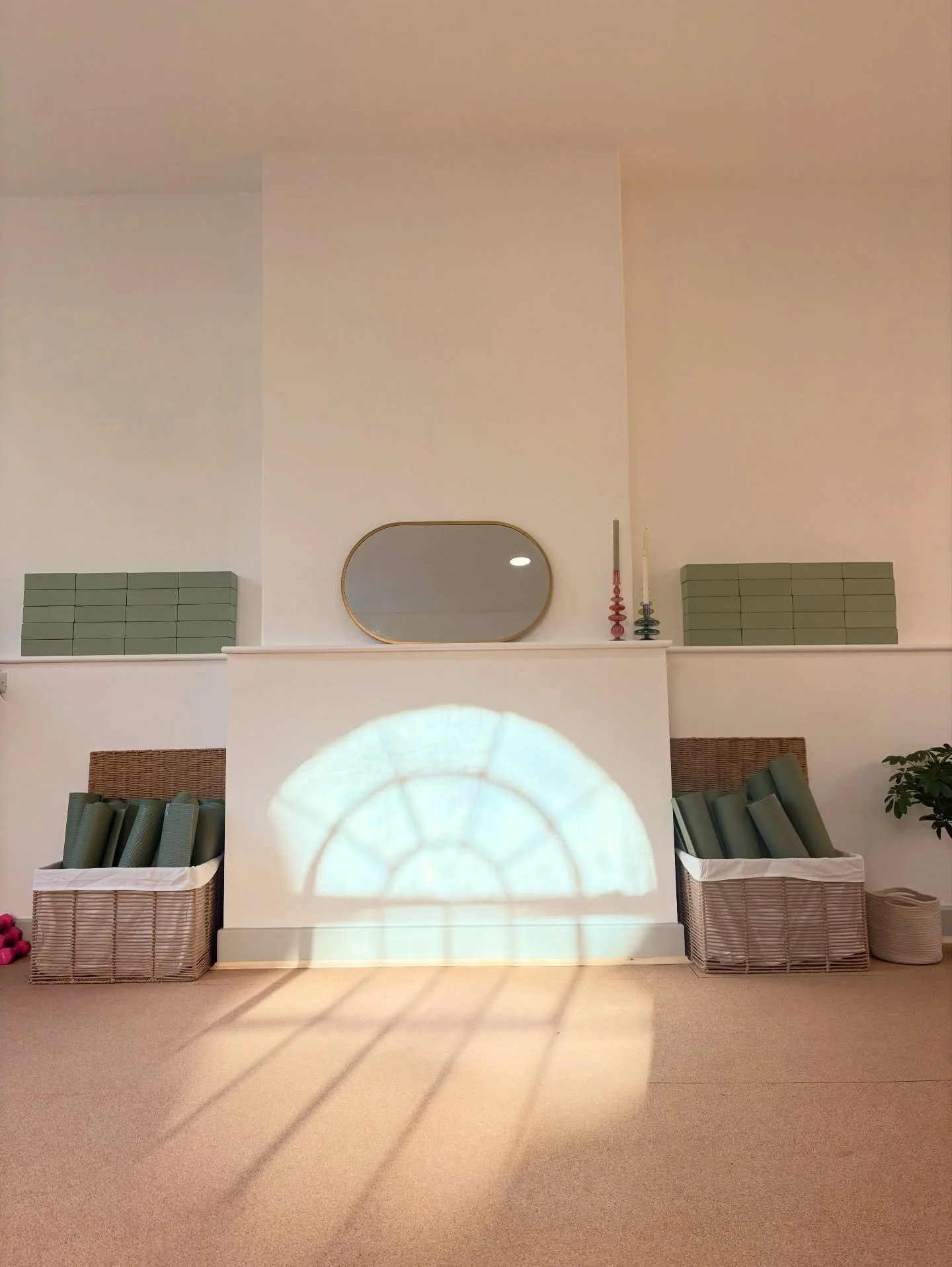 This weekend at g&amp;g

Friday 
6pm MFR with @tashyogaspace BRIMSCOMBE (Join waitlist) 

Saturday 
9am Flow with @gracefulyogaa BRIMSCOMBE 
9:30am Flow with @yogawithlara_ NAILSWORTH
10:30am - 12:30pm Tarot with Georgia! BRIMSCOMBE First come first 