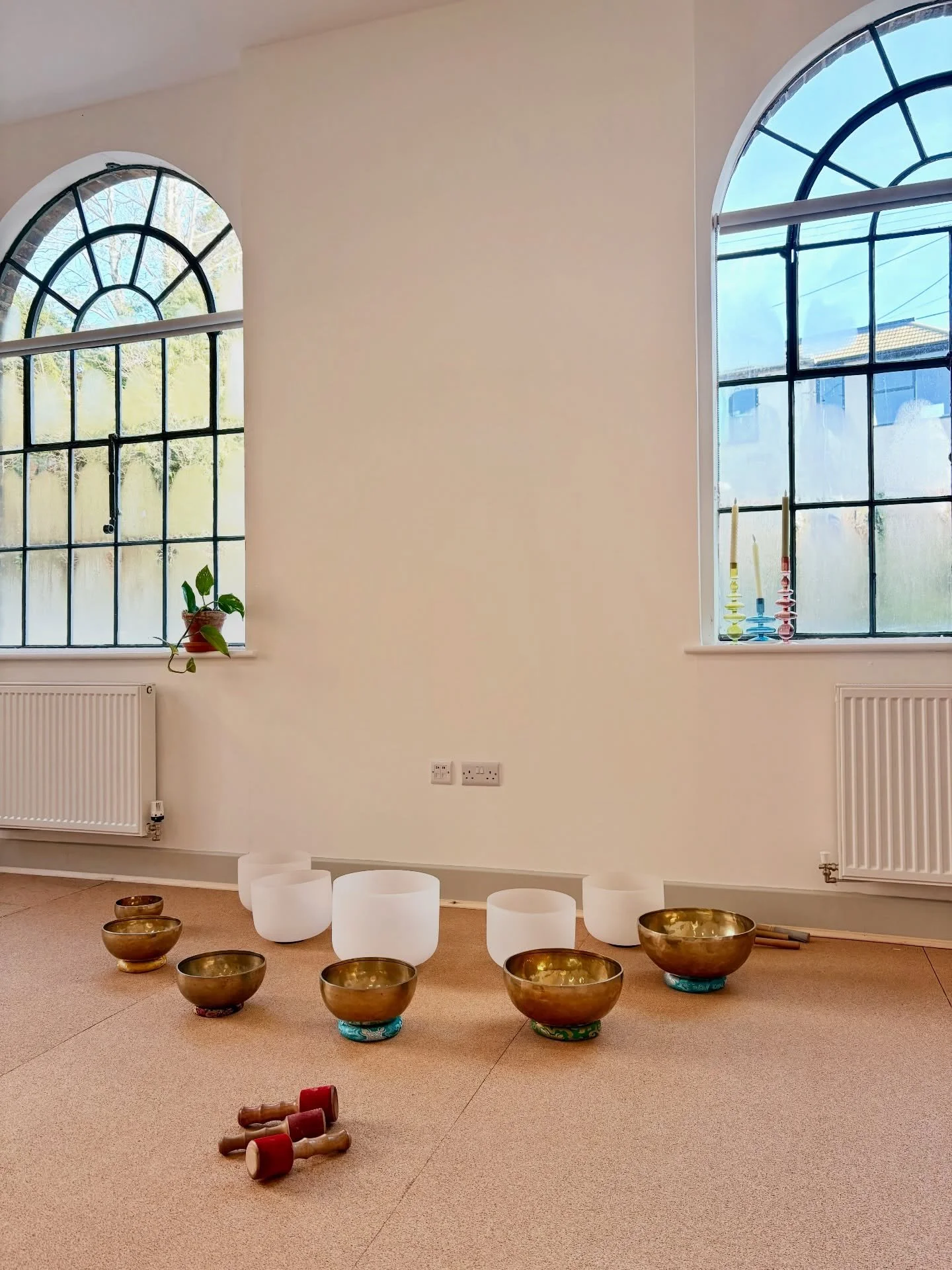 These gorge bowls had to come back from India with me, I fell in love with them! It was a joy to be able to play them on Sunday! You can join me for sound every Sunday at 6pm 💫