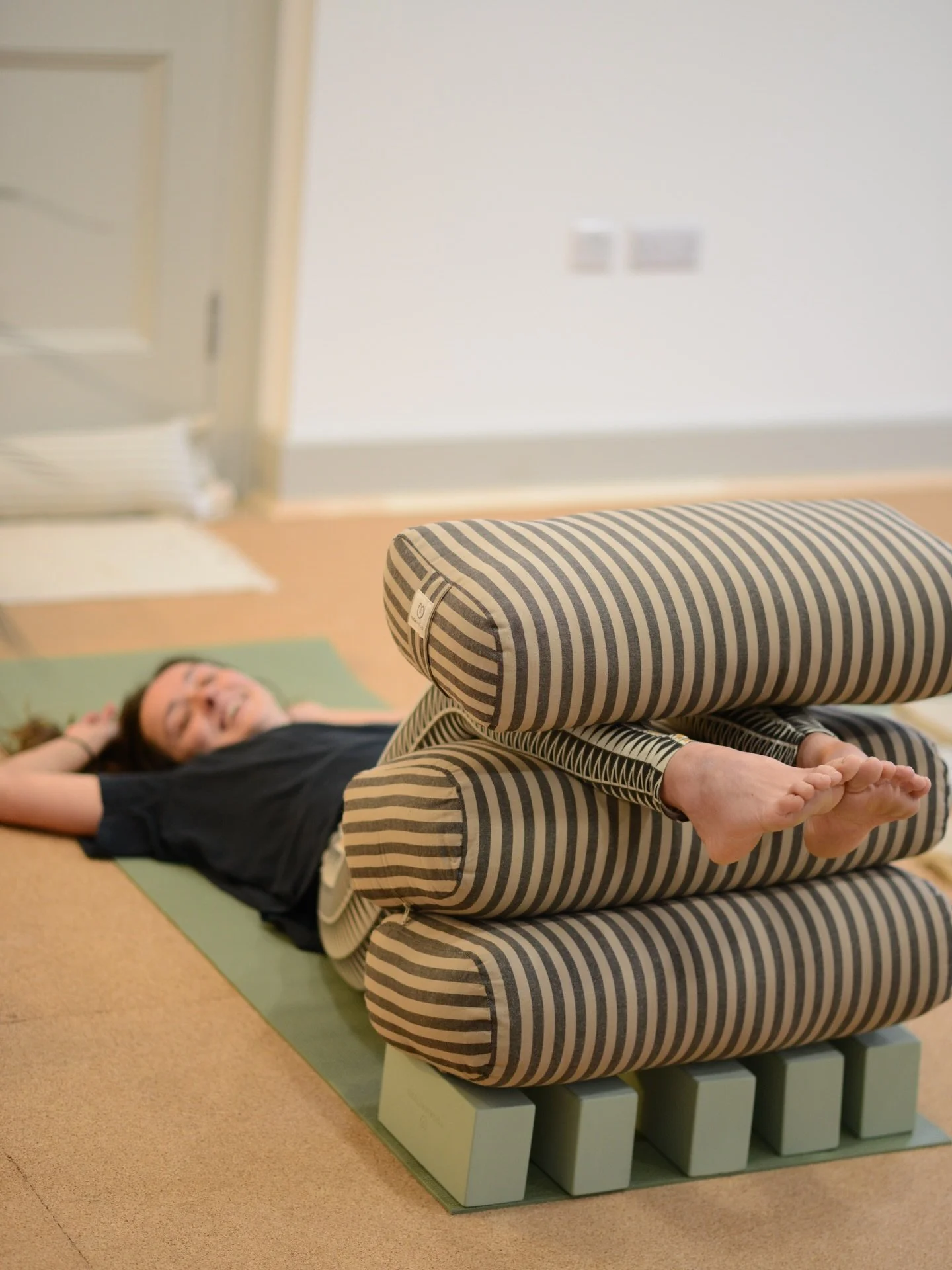 MFR with @tashyogaspace !!!

If you&rsquo;ve not come across MFR before, it&rsquo;s a simple but powerful practice that focuses on releasing tension in the fascia, the connective tissue that surrounds and supports your muscles. A helpful way to think