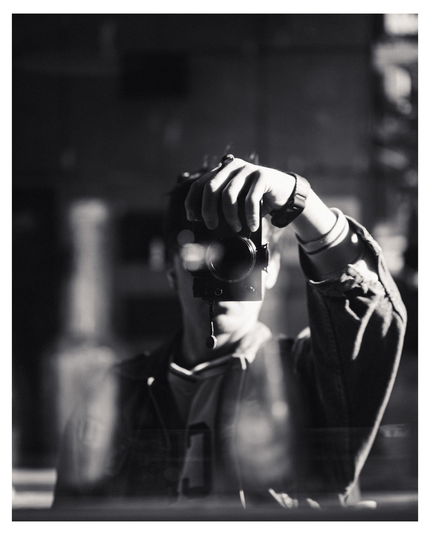 Reflections in black and white 🖤🤍
#bnw #streetphotography