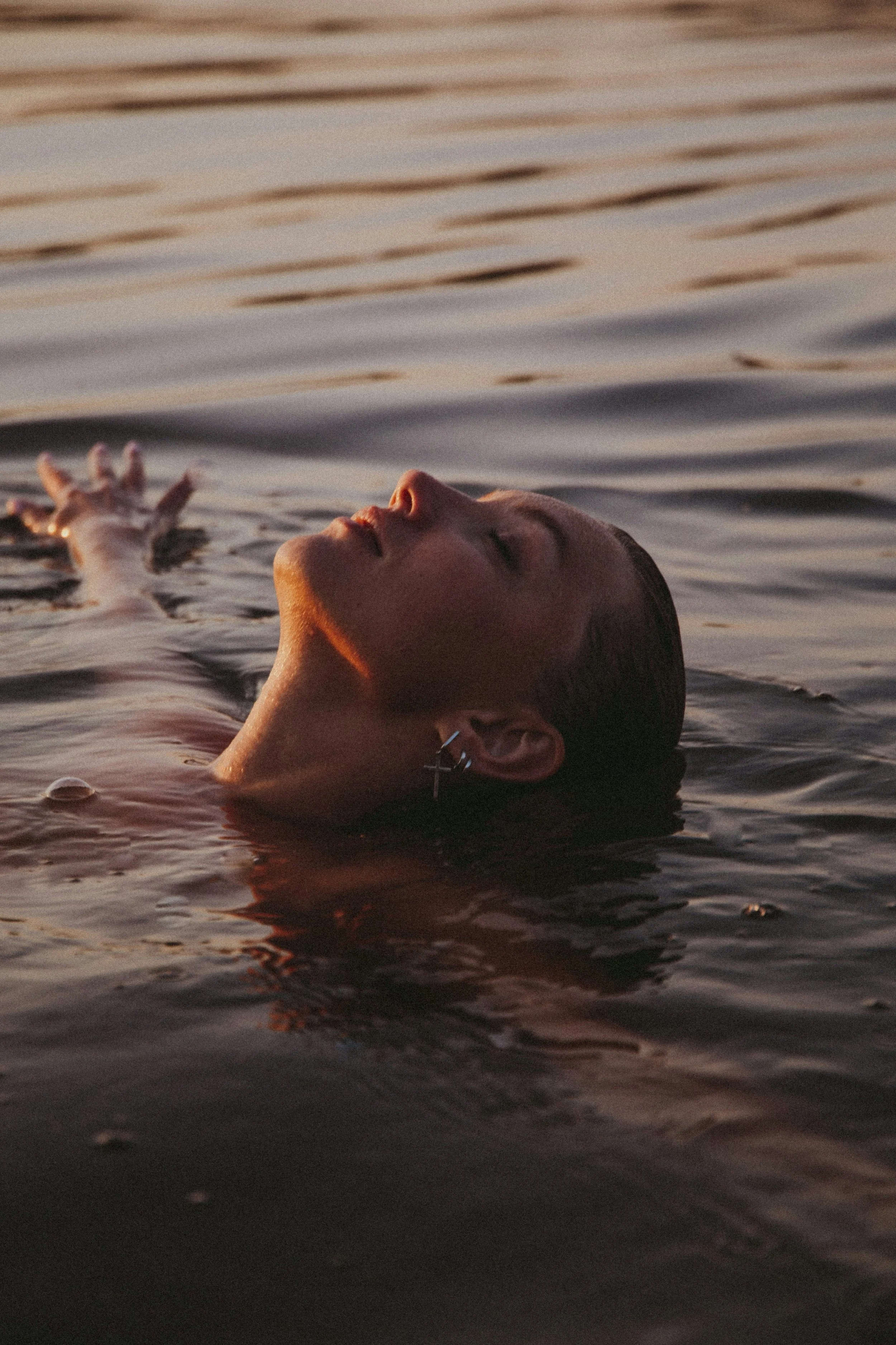 Meine geheime Liebesaffäre mit dem Nichts. (Das Weibliche lebt unter Wasser)