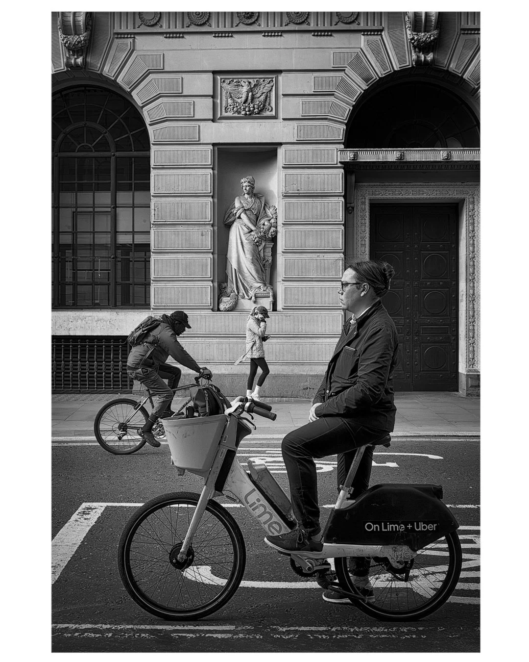 #london #londonbnw #londonsights #streetphoto #streetphotography #leicamono #leicaphotography #urbanphotography #touristlondon #streetphotolondon #travel