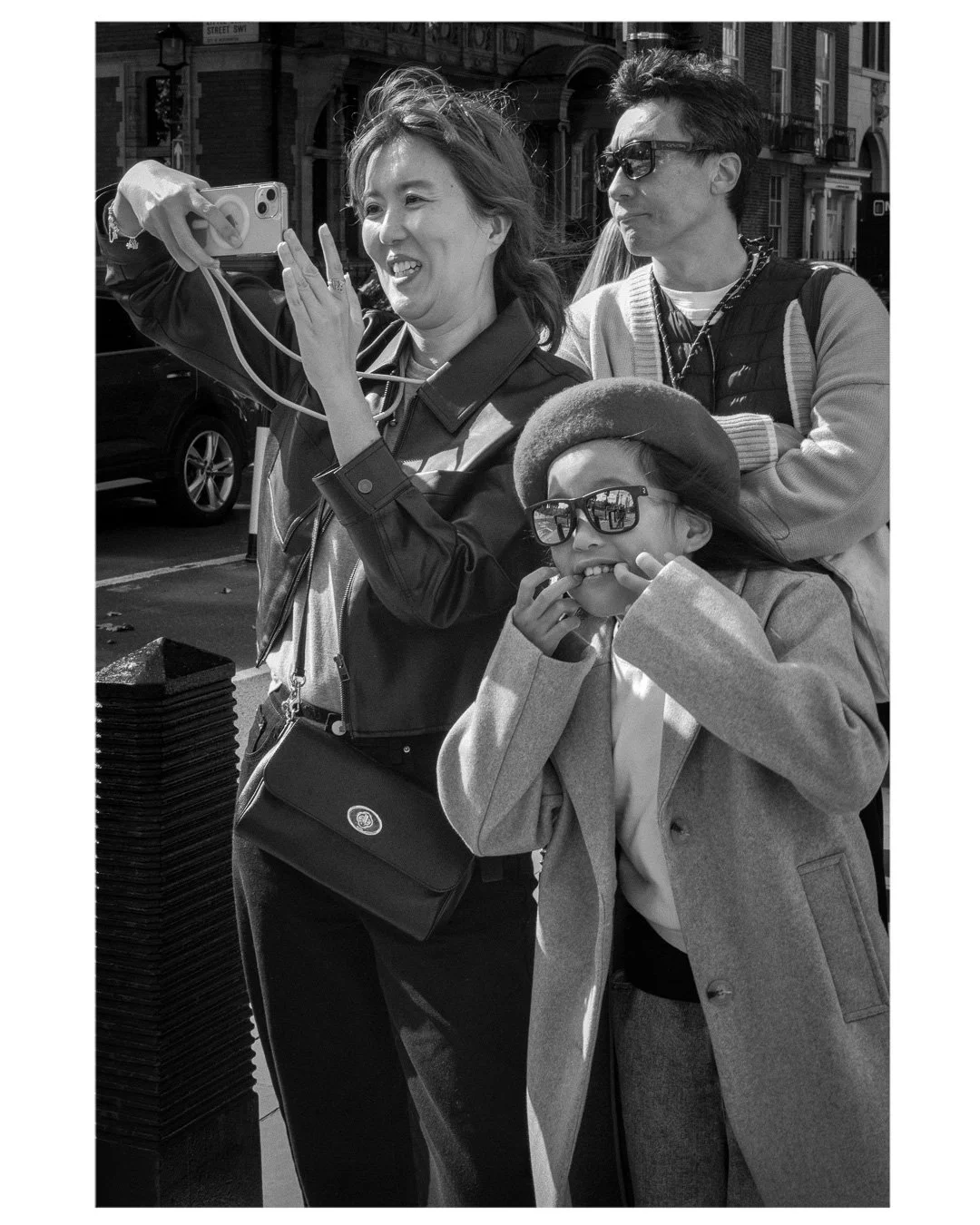 #london #londonbnw #londonsights #streetphoto #streetphotography #leicamono #leicaphotography #urbanphotography #touristlondon #streetphotolondon #travel