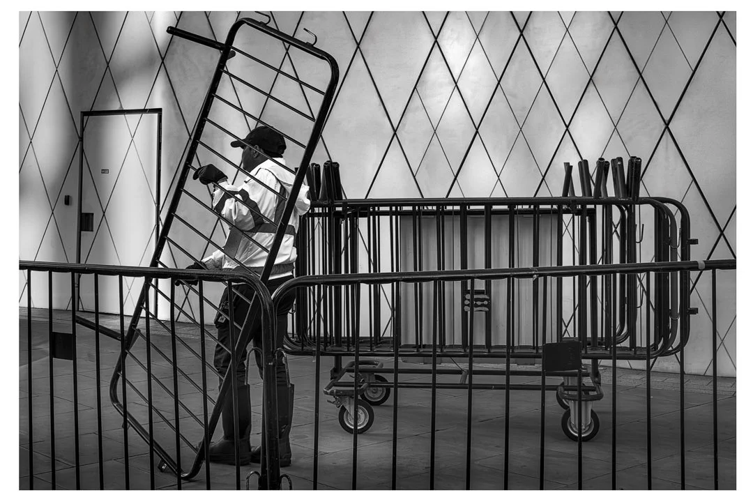 #london #londonbnw #londonsights #streetphoto #streetphotography #leicamono #leicaphotography #urbanphotography #touristlondon #streetphotolondon #travel