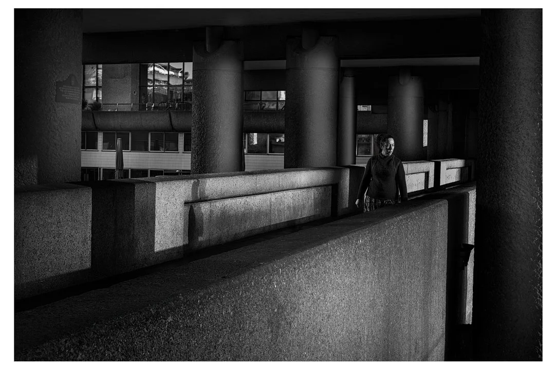 #london #londonbnw #londonsights #streetphoto #streetphotography #leicamono #leicaphotography #urbanphotography #touristlondon #streetphotolondon #barbicanlondon #barbican #barbicancentre #urbanlandscape
