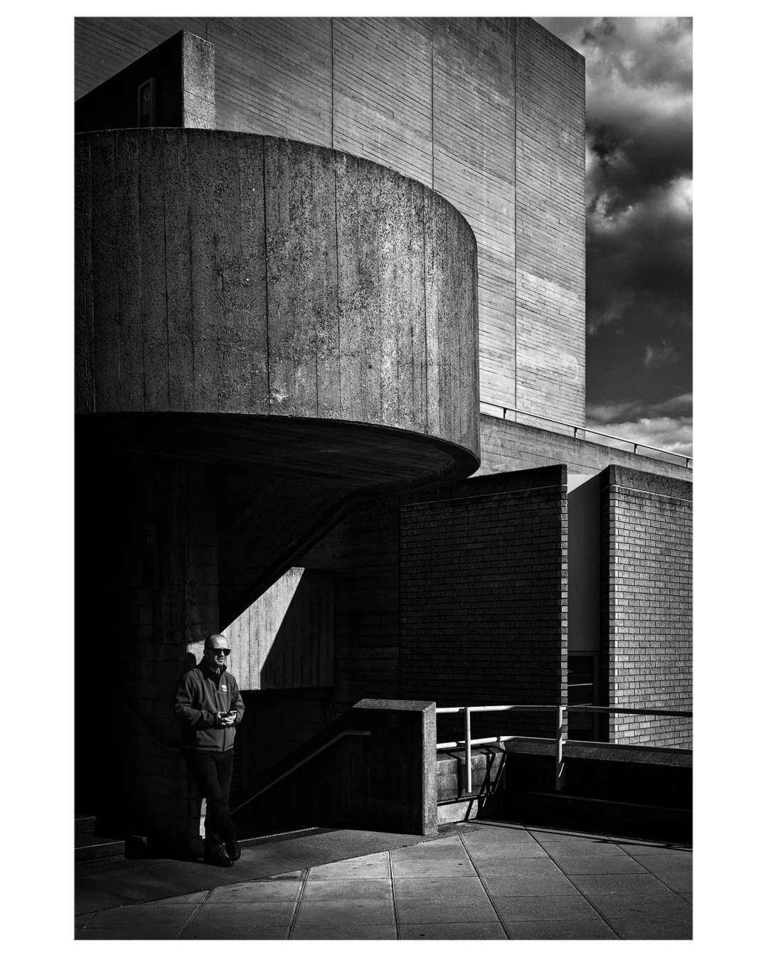 #london #londonbnw #londonsights #streetphoto #streetphotography #leicamono #leicaphotography #urbanphotography #touristlondon #streetphotolondon #travel #southbank #southbanklondon