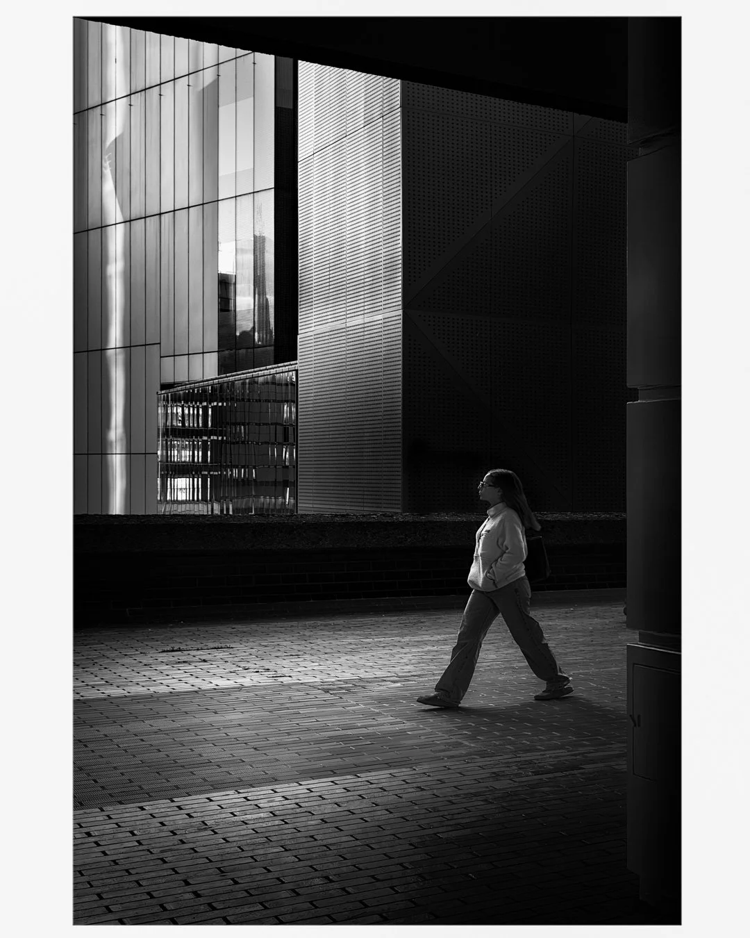 #london #londonbnw #londonsights #streetphoto #streetphotography #leicamono #leicaphotography #urbanphotography #touristlondon #streetphotolondon #barbicanlondon #barbican #urbanlandscape