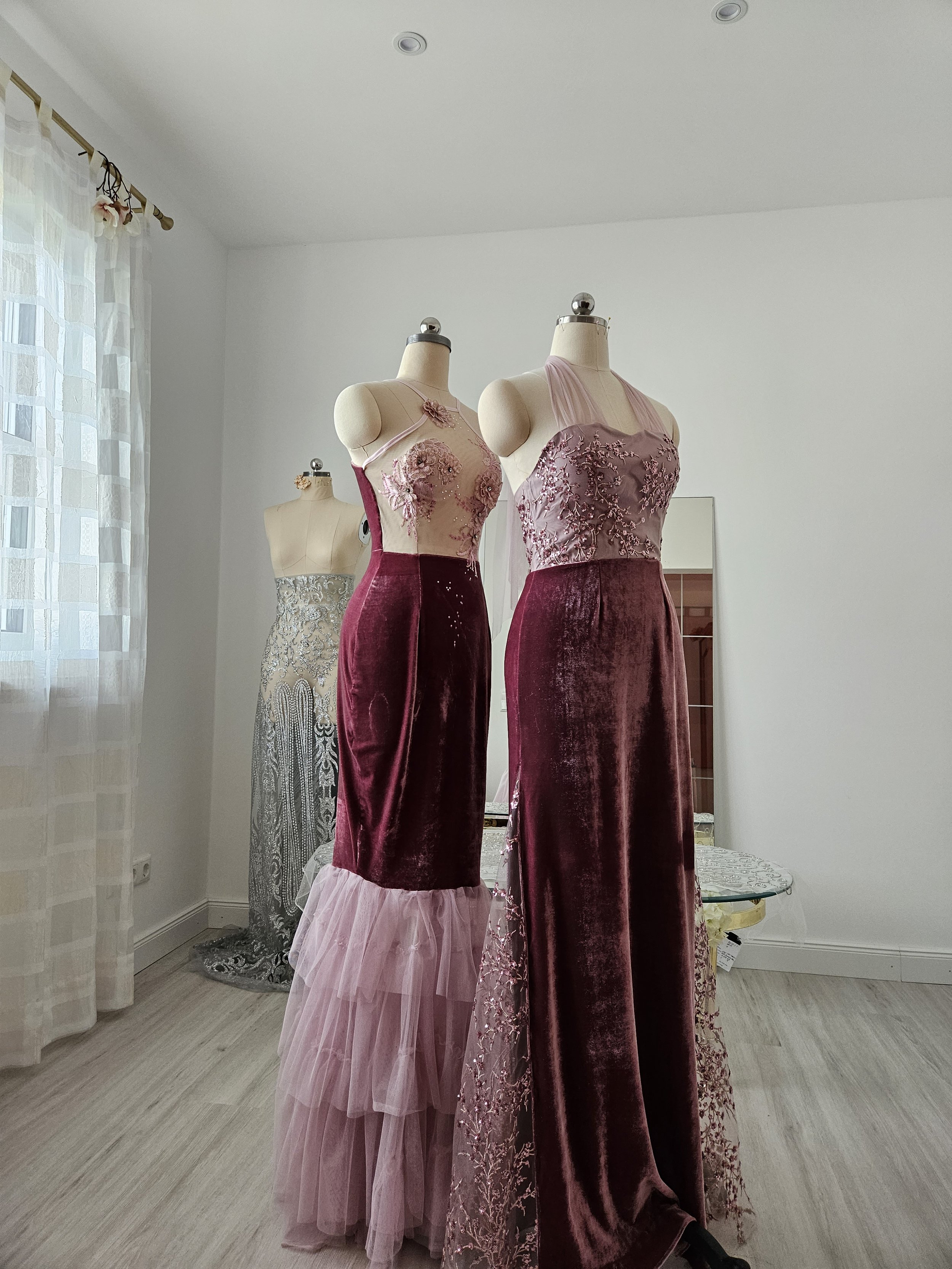Meerjungfrauenkleid in altrosa, pastellrosa, aus Samt und Tüll, mit Blumenmuster, Strasssteinen und Neckholdern. Couture-Kleid, Abendkleid von Mr. T Shepherd