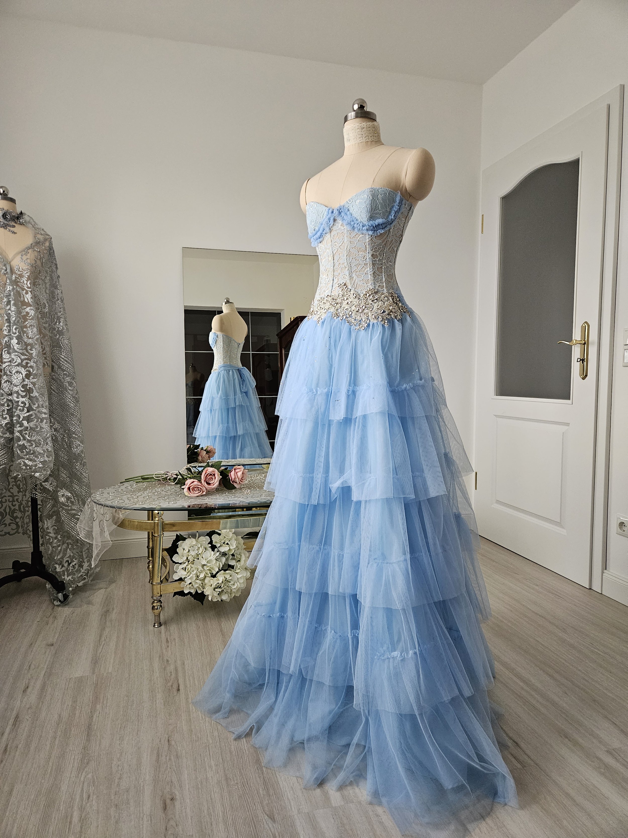 Tüllkleid Korsettkleid in bodenlang, aus periwinkle Spitze mit abgestuftem Tüll als Rock und funkelnder Ornamente.