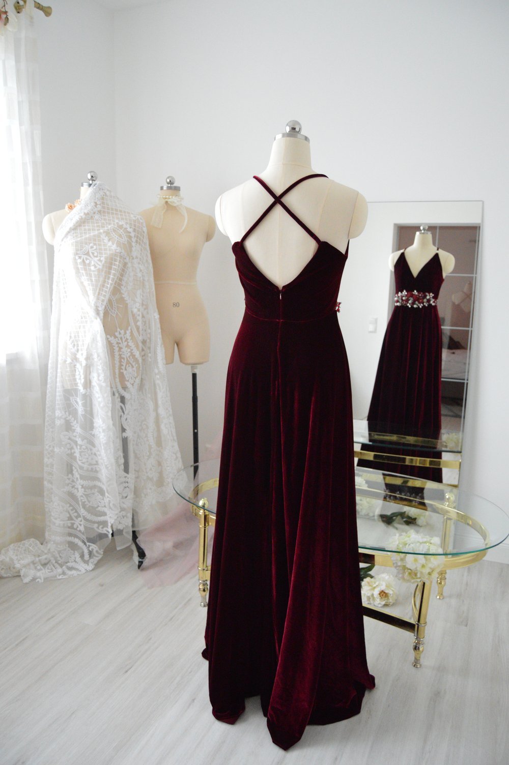 Bordeaux Abendkleid Perlenbestickung Rosenornamente Ballkleid Weinrot Samtkleid gekreuzte Träger Perlen V-Ausschnitt bodenlang Strasssteine dreidimensionale Blumen Ornamente Couture Brautjungfernkleid