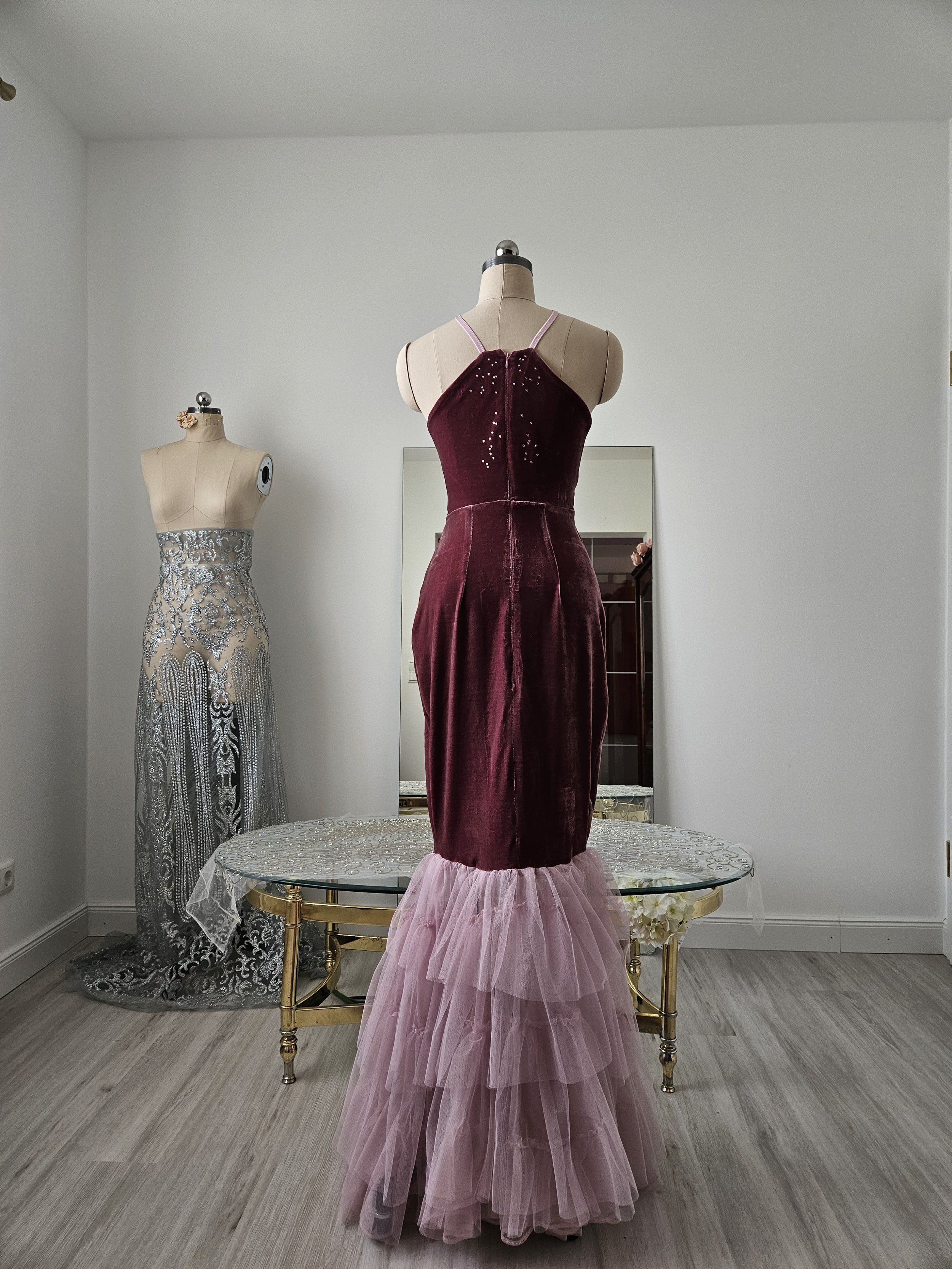 Meerjungfrauenkleid in altrosa, pastellrosa, aus Samt und Tüll, mit Blumenmuster, Strasssteinen und Neckholdern. Couture-Kleid, Abendkleid von Mr. T Shepherd