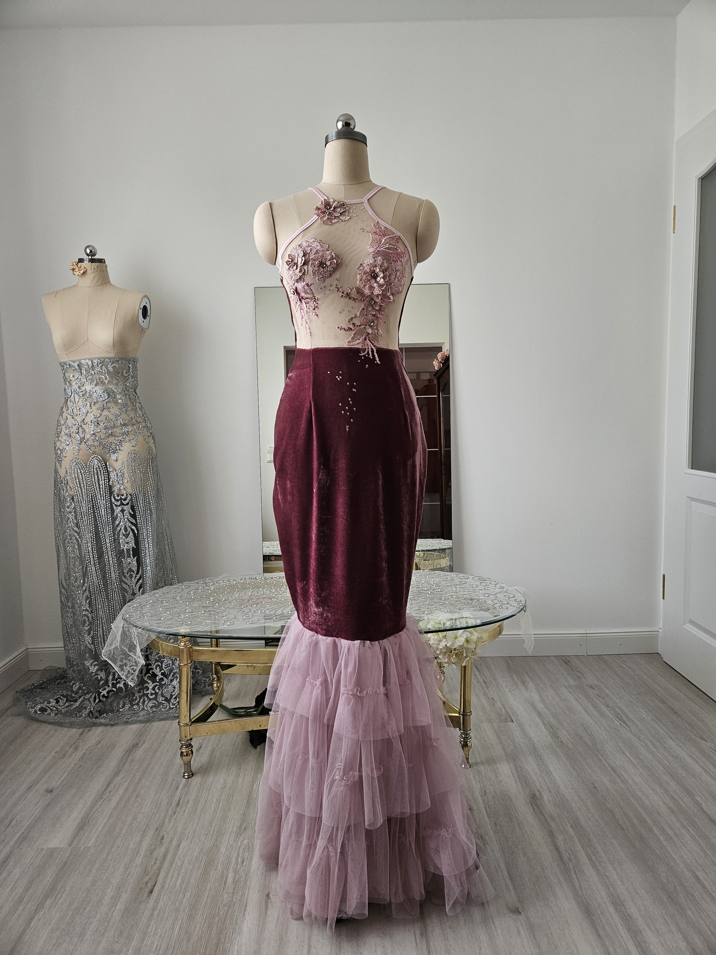 Meerjungfrauenkleid in altrosa, pastellrosa, aus Samt und Tüll, mit Blumenmuster, Strasssteinen und Neckholdern. Couture-Kleid, Abendkleid von Mr. T Shepherd