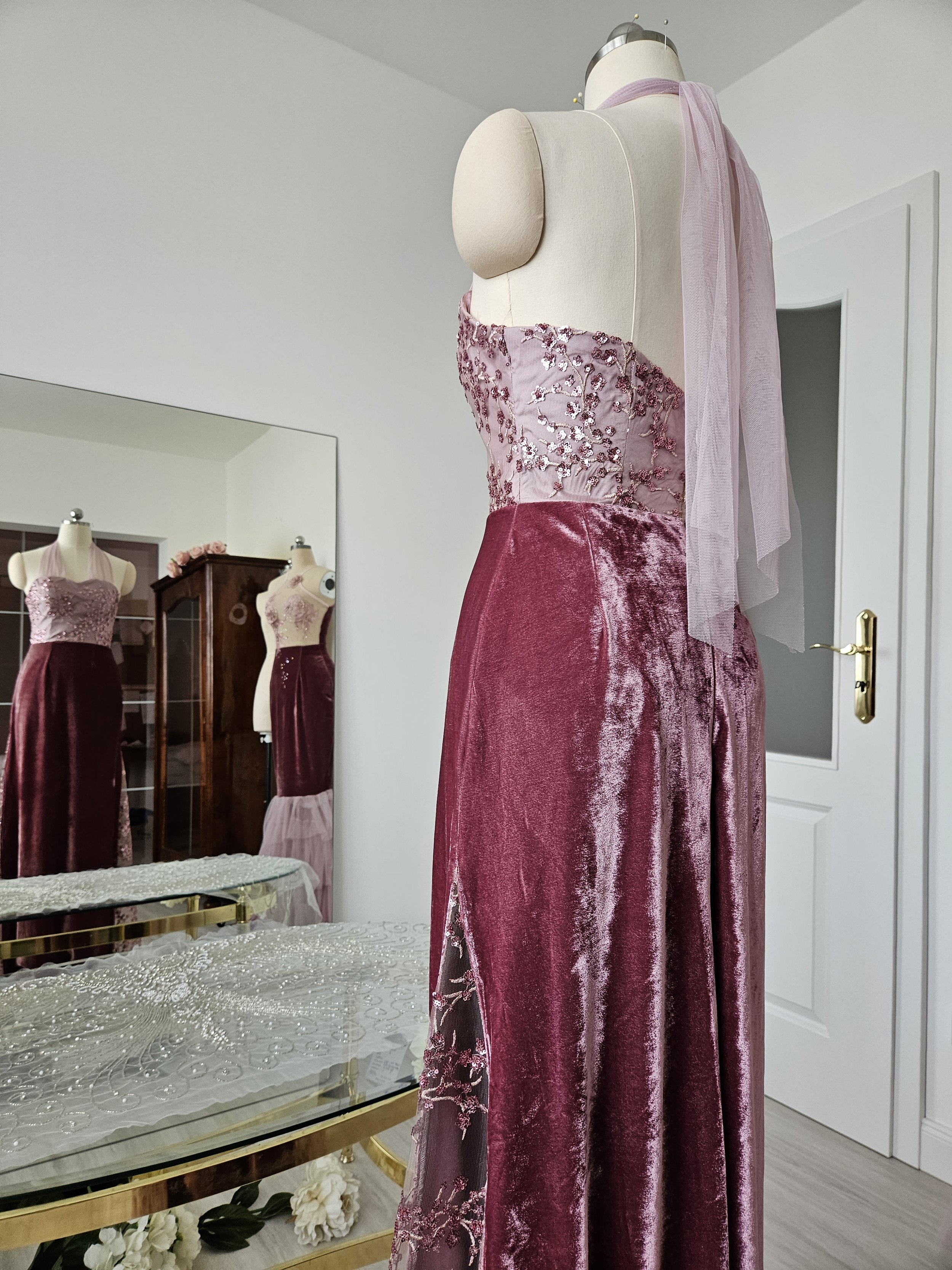 Abendkleid altrosa / dusty rose, Kirschblüten, Samt, Tüll, Neckholder, bodenlang, transparent, A-Linie, Gaudet, Ballkleid, Brautjungfernkleid, Pailletten, tailliert, märchenhaft