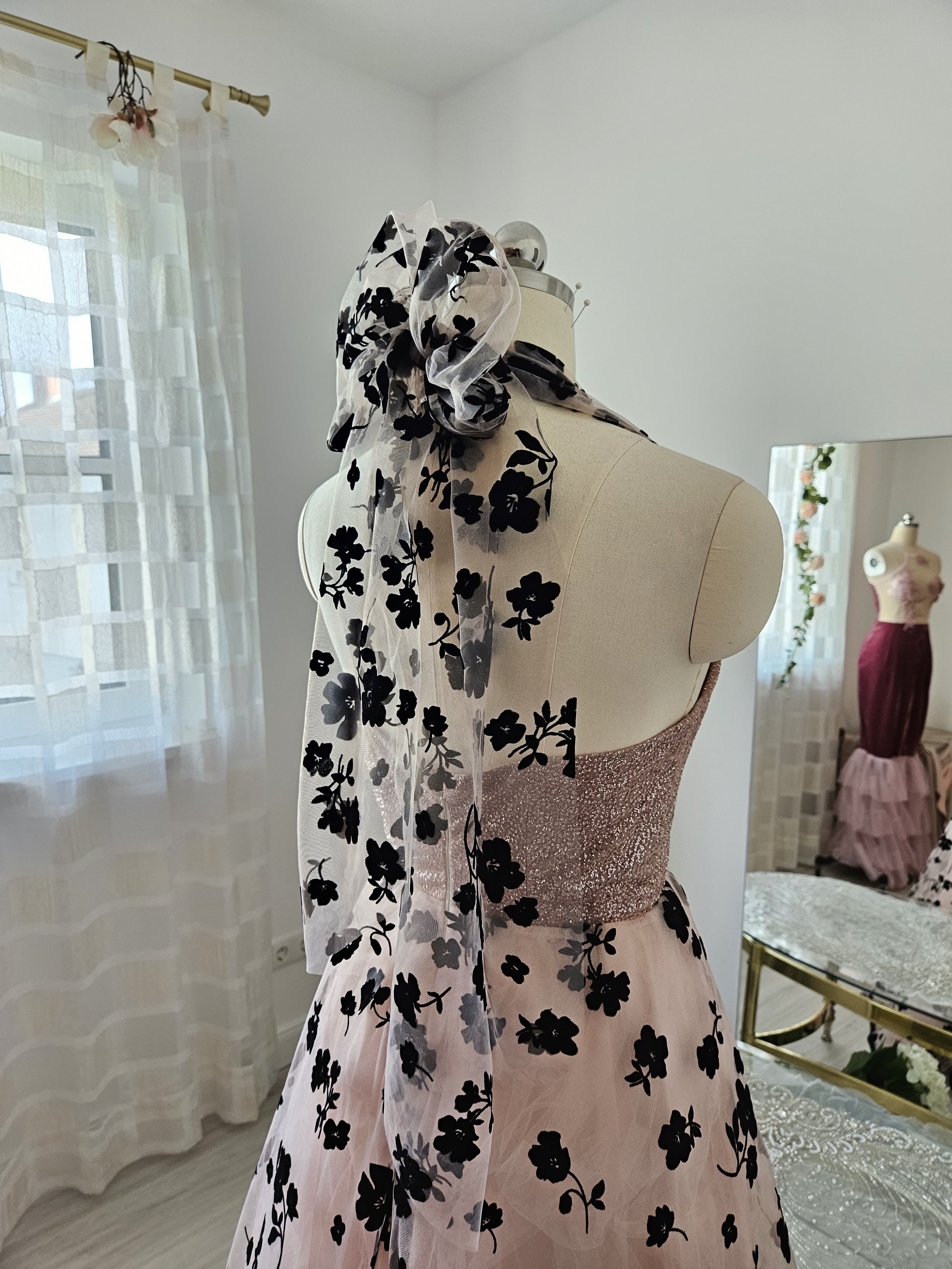 Kleid rosa, hellpink, Zierschleife rückenfrei Neckholder schwarz Glitzer funkelnd Tüllschleife Tüllrock