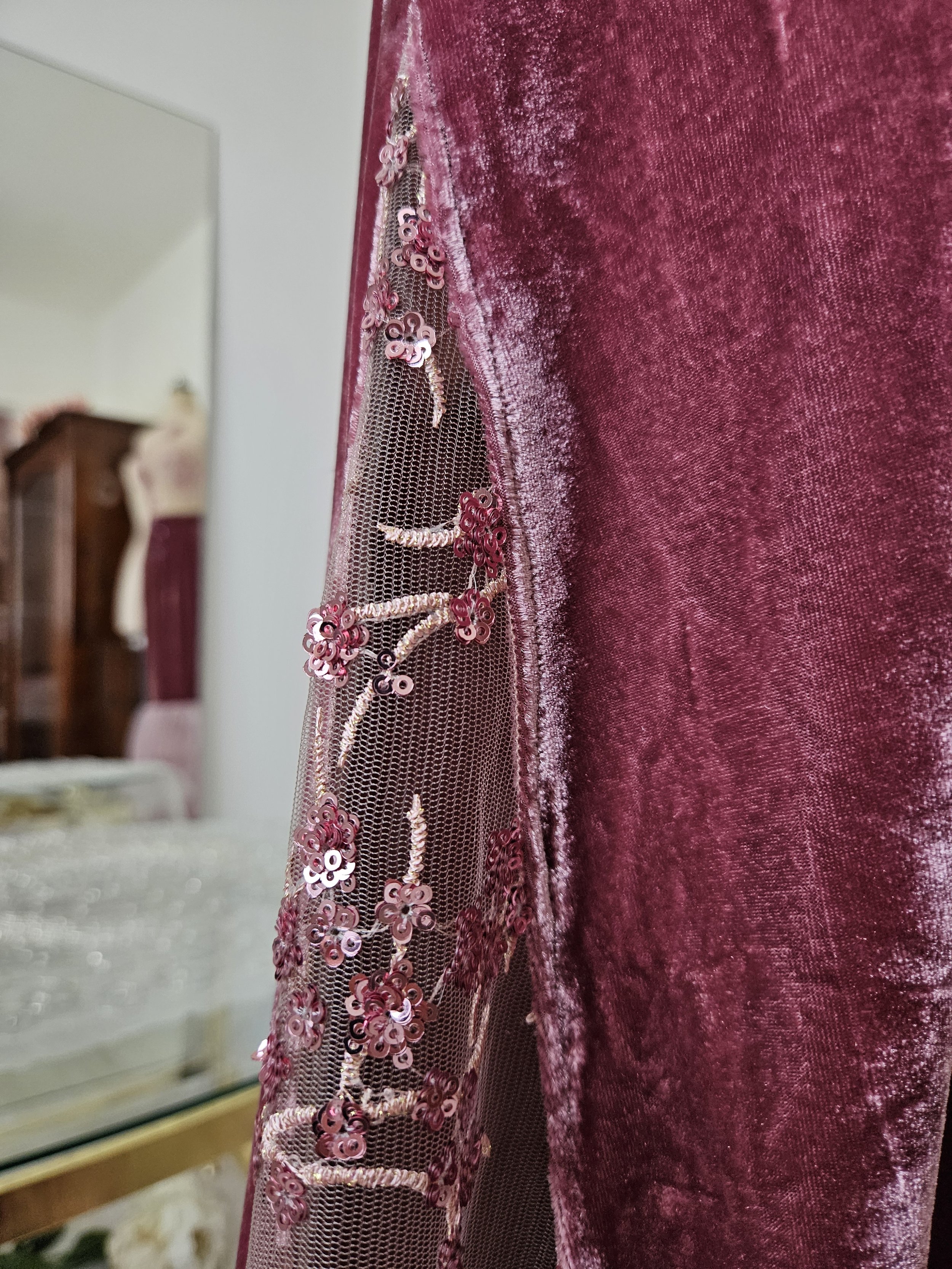 Abendkleid altrosa / dusty rose, Kirschblüten, Samt, Tüll, Neckholder, bodenlang, transparent, A-Linie, Gaudet, Ballkleid, Brautjungfernkleid, Pailletten, tailliert, märchenhaft