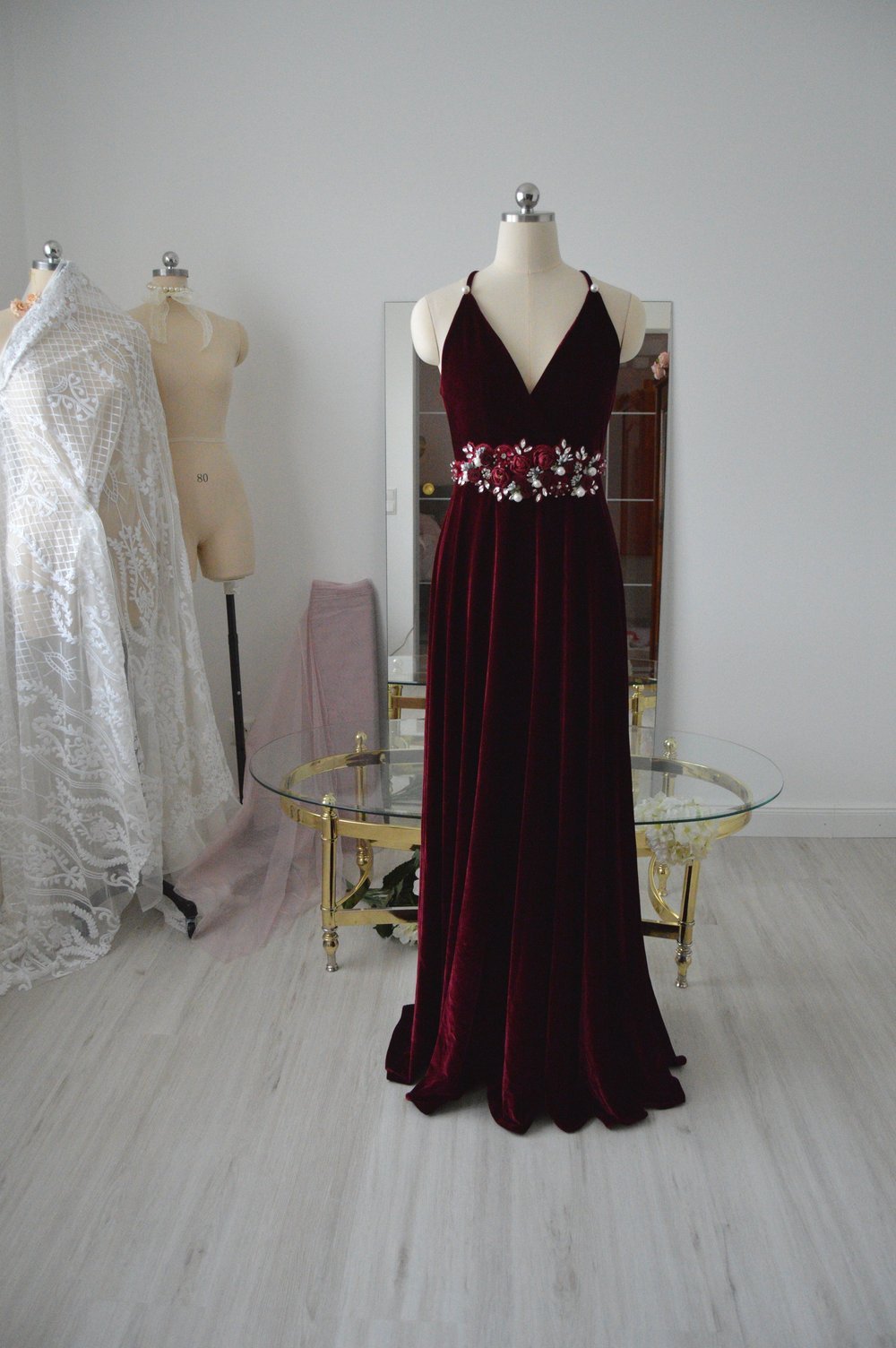Bordeaux Abendkleid Perlenbestickung Rosenornamente Ballkleid Weinrot Samtkleid gekreuzte Träger Perlen V-Ausschnitt bodenlang glänzend Strasssteine Blumen Couture Brautjungfernkleid tall