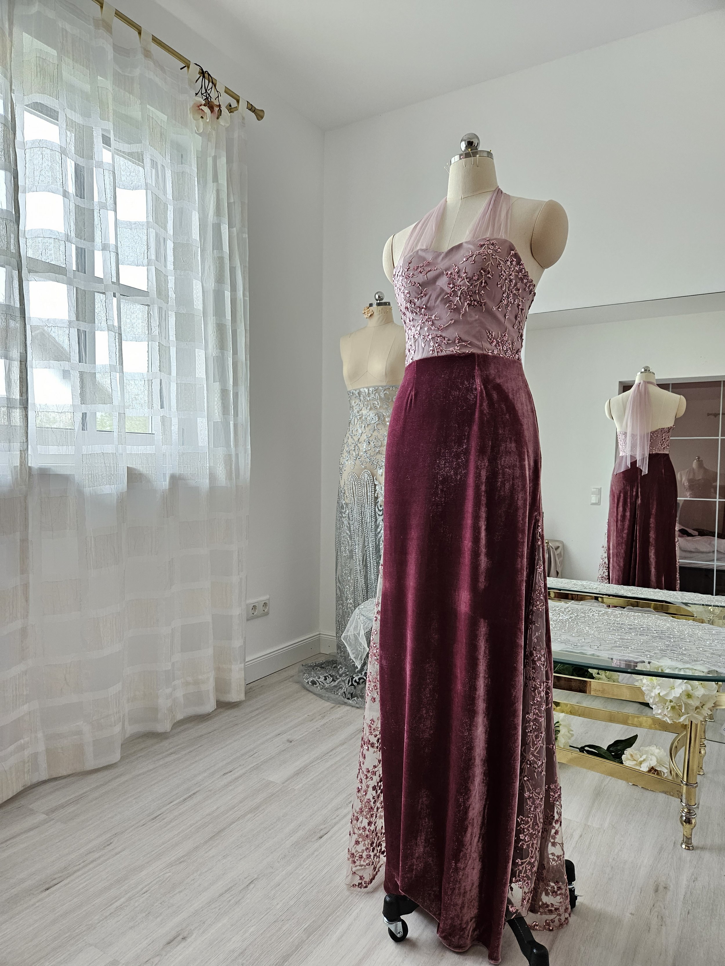 Abendkleid altrosa / dusty rose, Kirschblüten, Samt, Tüll, Neckholder, bodenlang, transparent, A-Linie, Gaudet, Ballkleid, Brautjungfernkleid, Pailletten, tailliert, märchenhaft