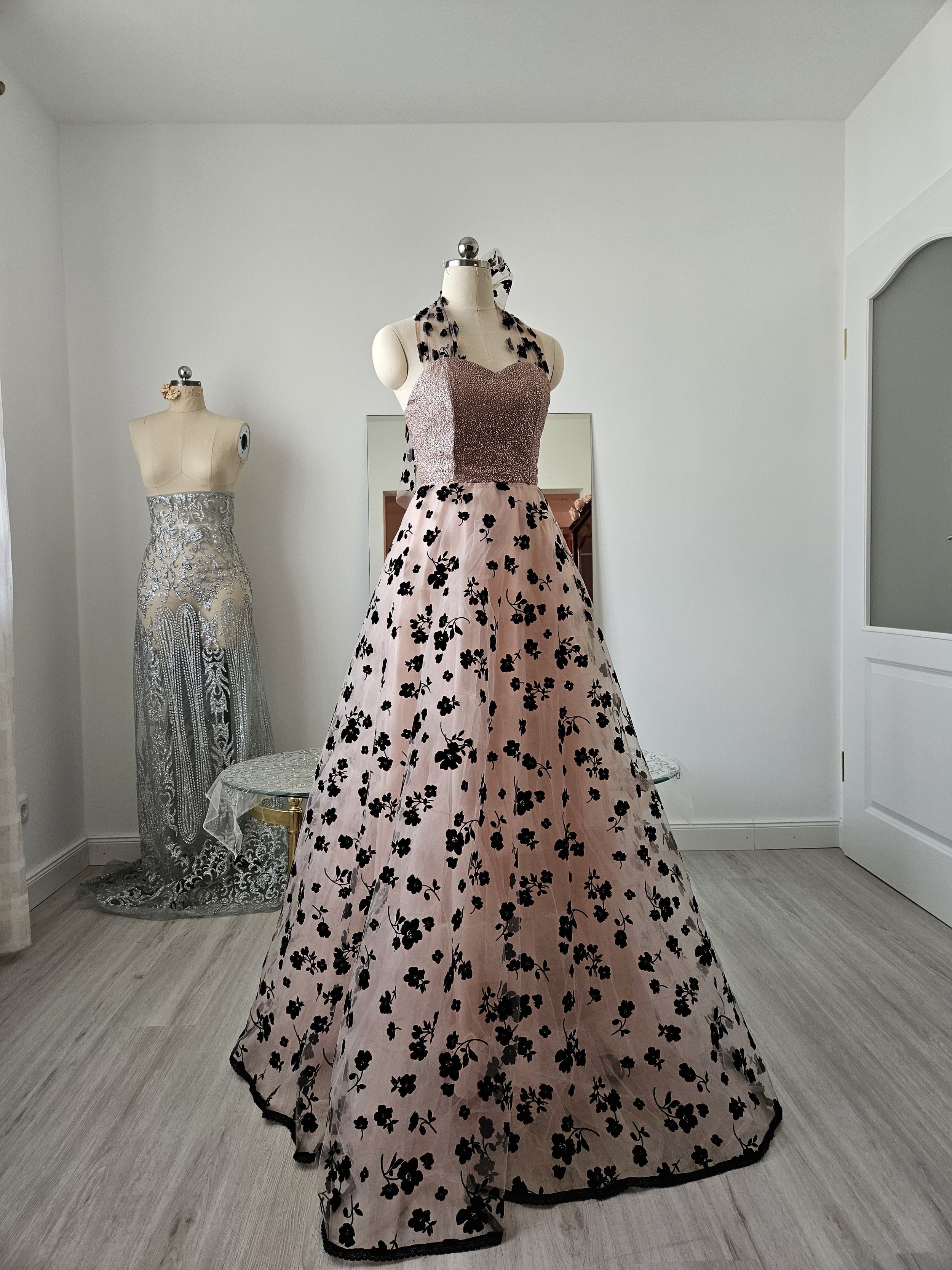 Ballkleid Glitzer hellrosa Tüll Blumen schwarz florales Muster Schleife Barbie Sweetheart-Neckline bodenlang Neckholder ausladend