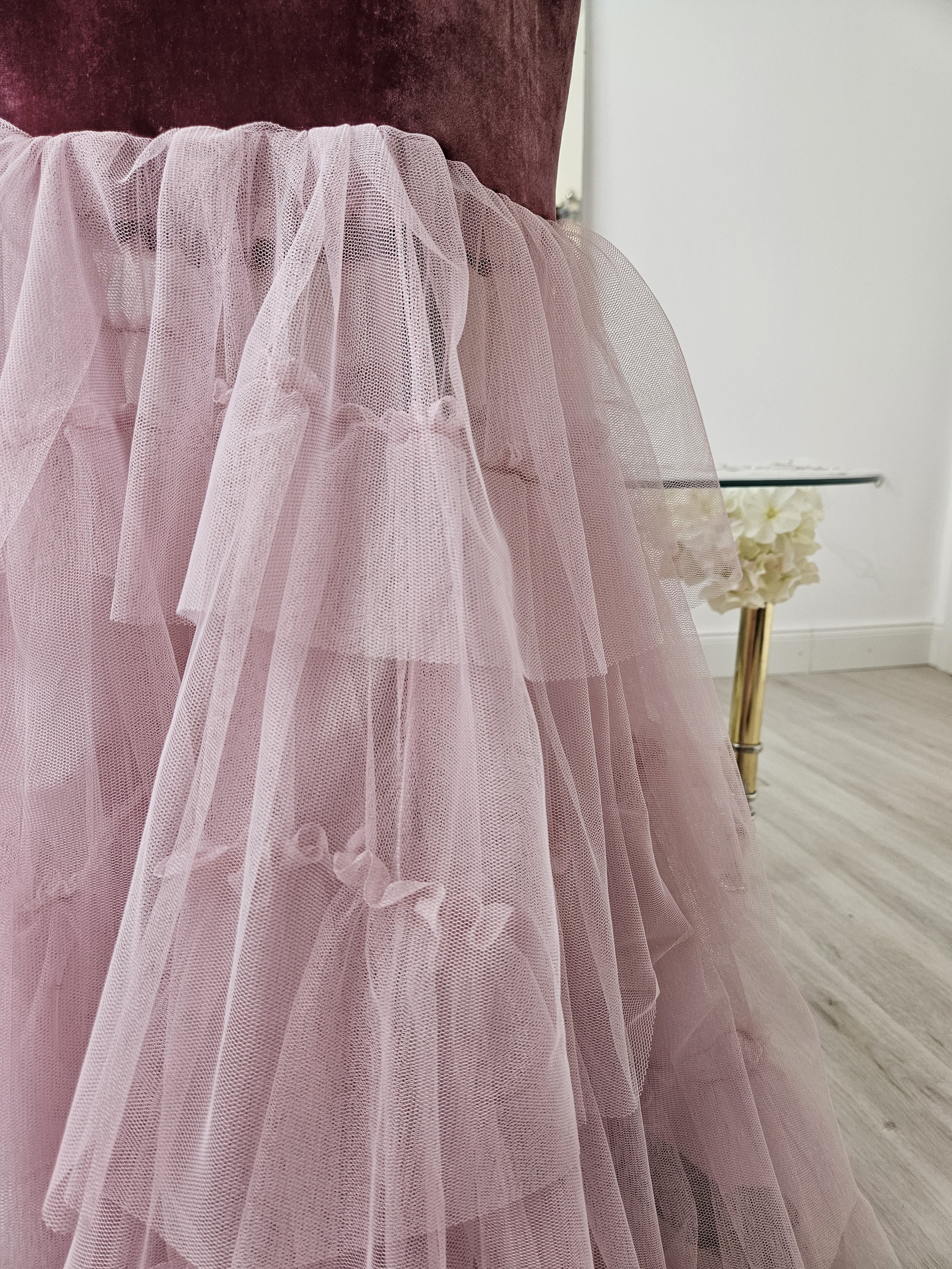 Meerjungfrauenkleid in altrosa, pastellrosa, aus Samt und Tüll, mit Blumenmuster, Strasssteinen und Neckholdern. Couture-Kleid, Abendkleid von Mr. T Shepherd